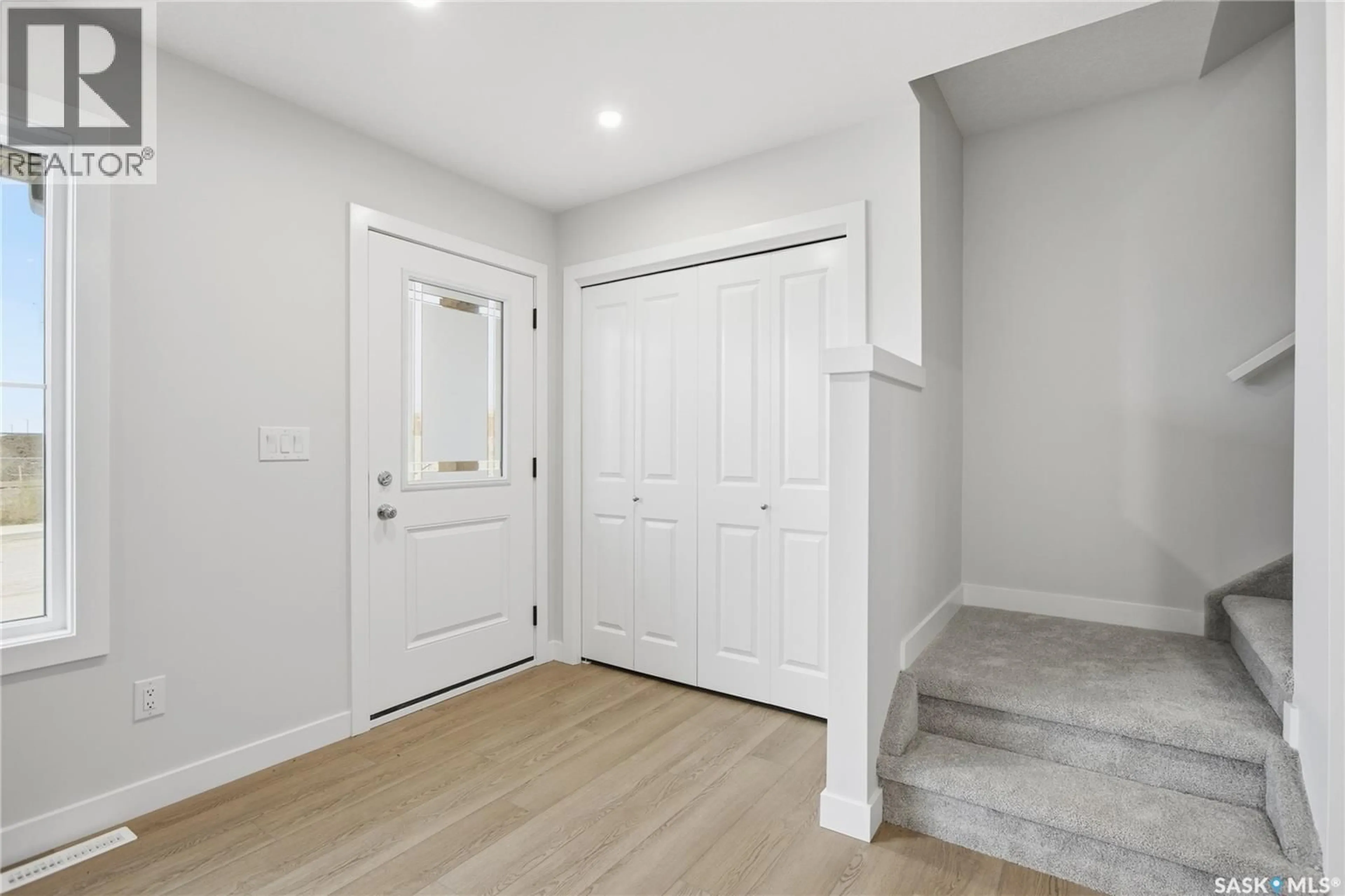 Indoor entryway for 279 MARK BEND, Saskatoon Saskatchewan S7V2B8