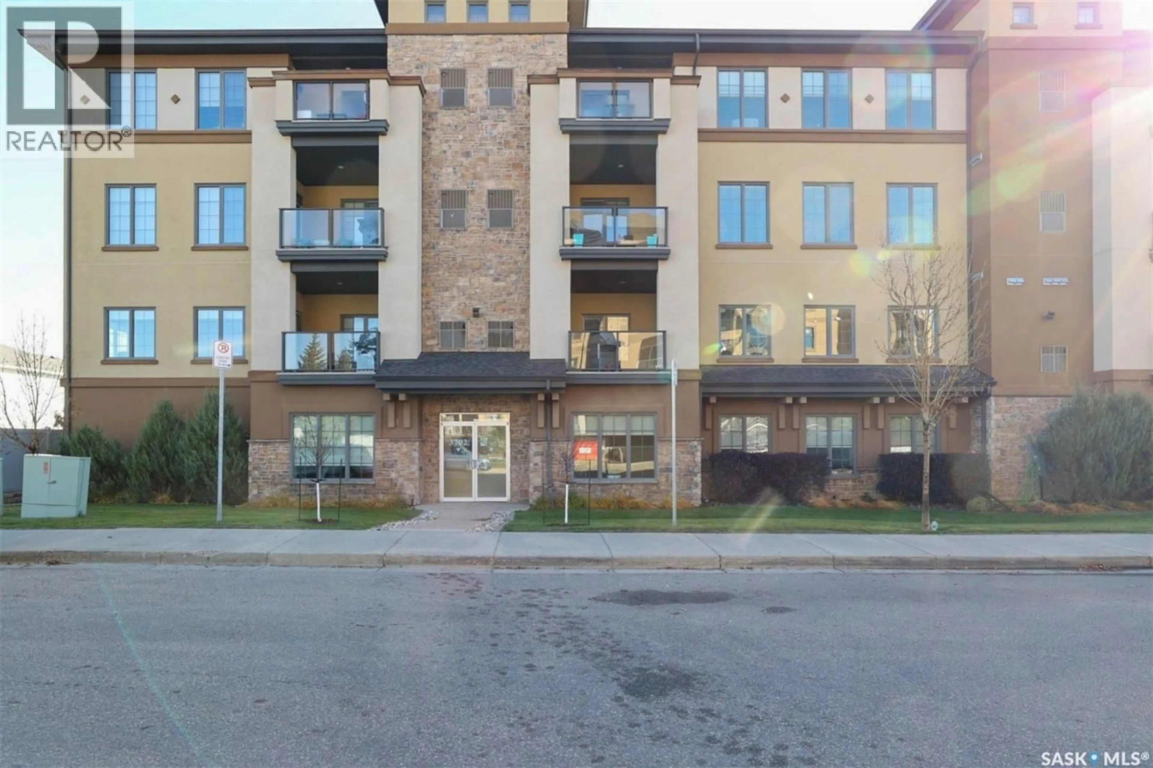 Patio, building for 204 - 3702 HAUGHTON ROAD, Regina Saskatchewan S4V3K1