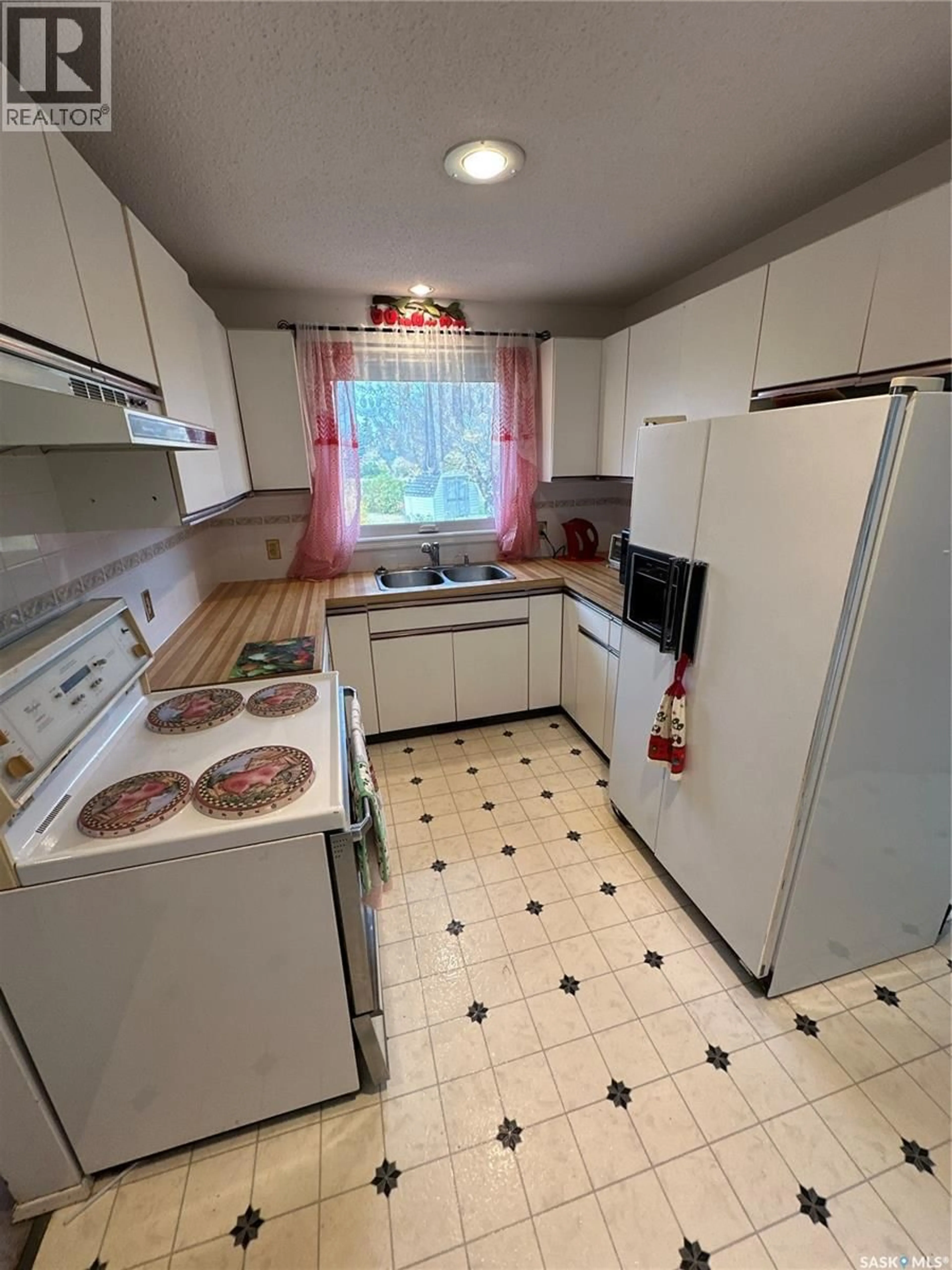 Standard kitchen, unknown for 110 RAILWAY AVENUE, Rosthern Saskatchewan S0K3R0