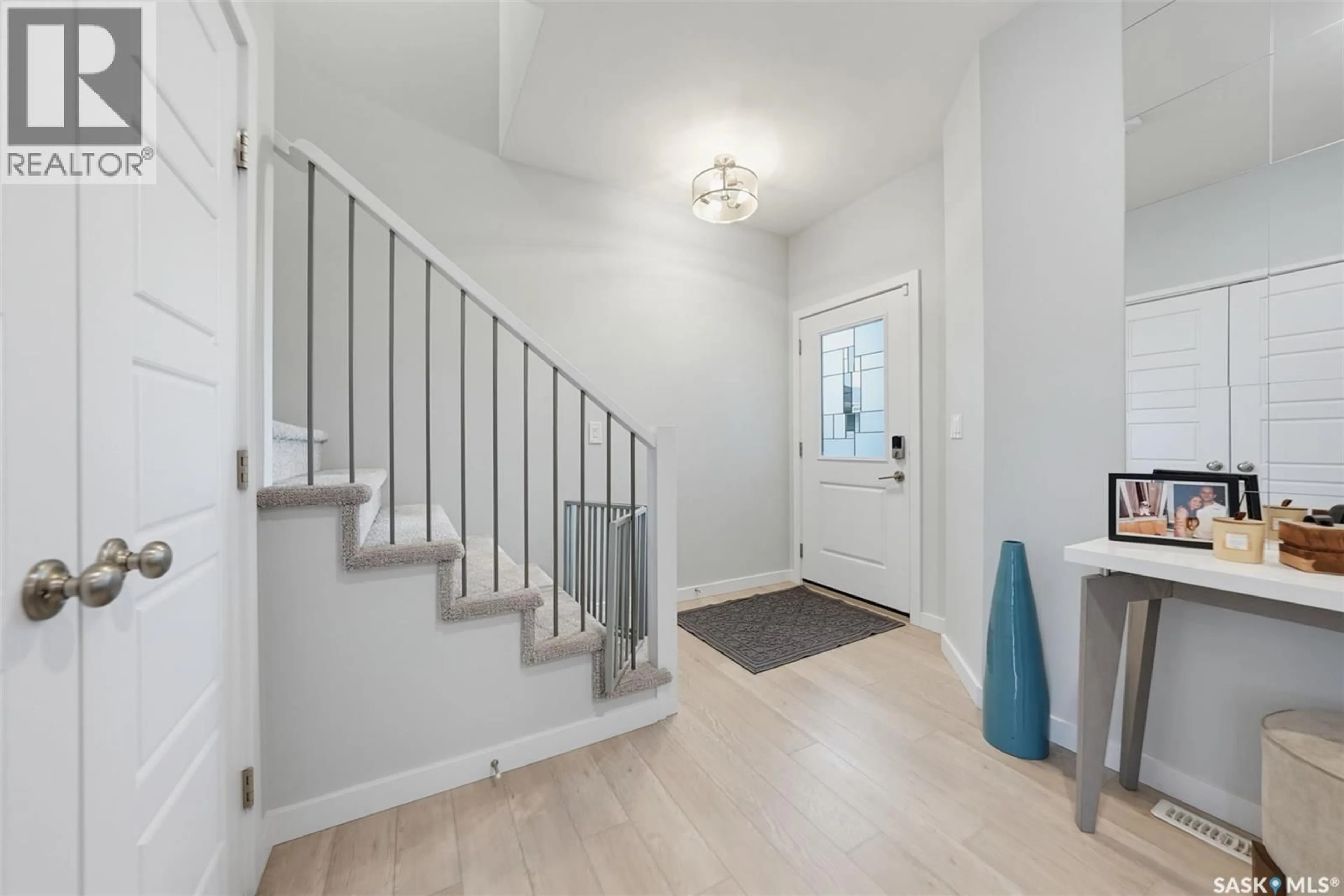 Indoor entryway for 574 MCFAULL CRESCENT, Saskatoon Saskatchewan S7V0T3