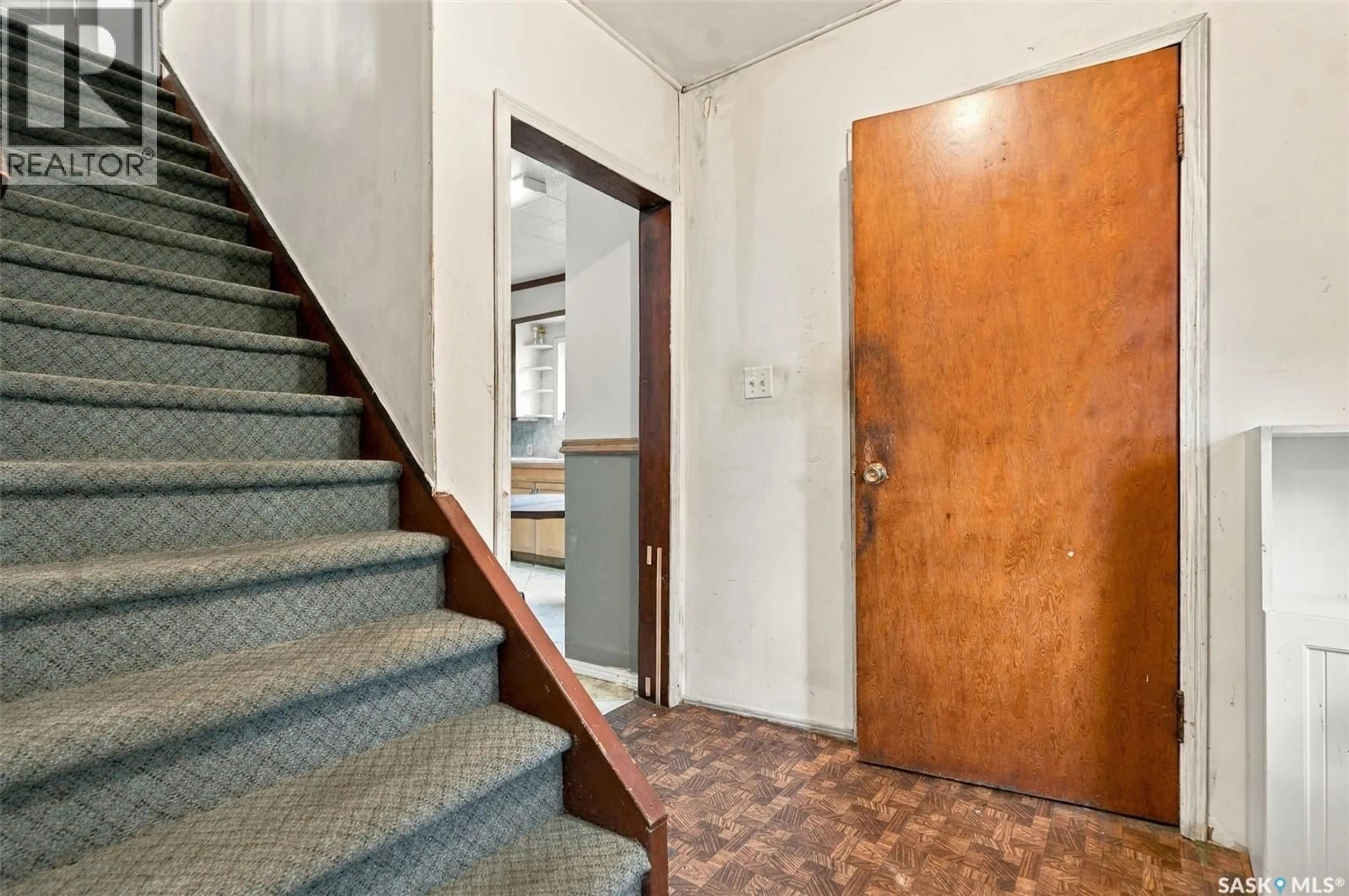 Indoor foyer for 741 H AVENUE, Saskatoon Saskatchewan S7M1X2