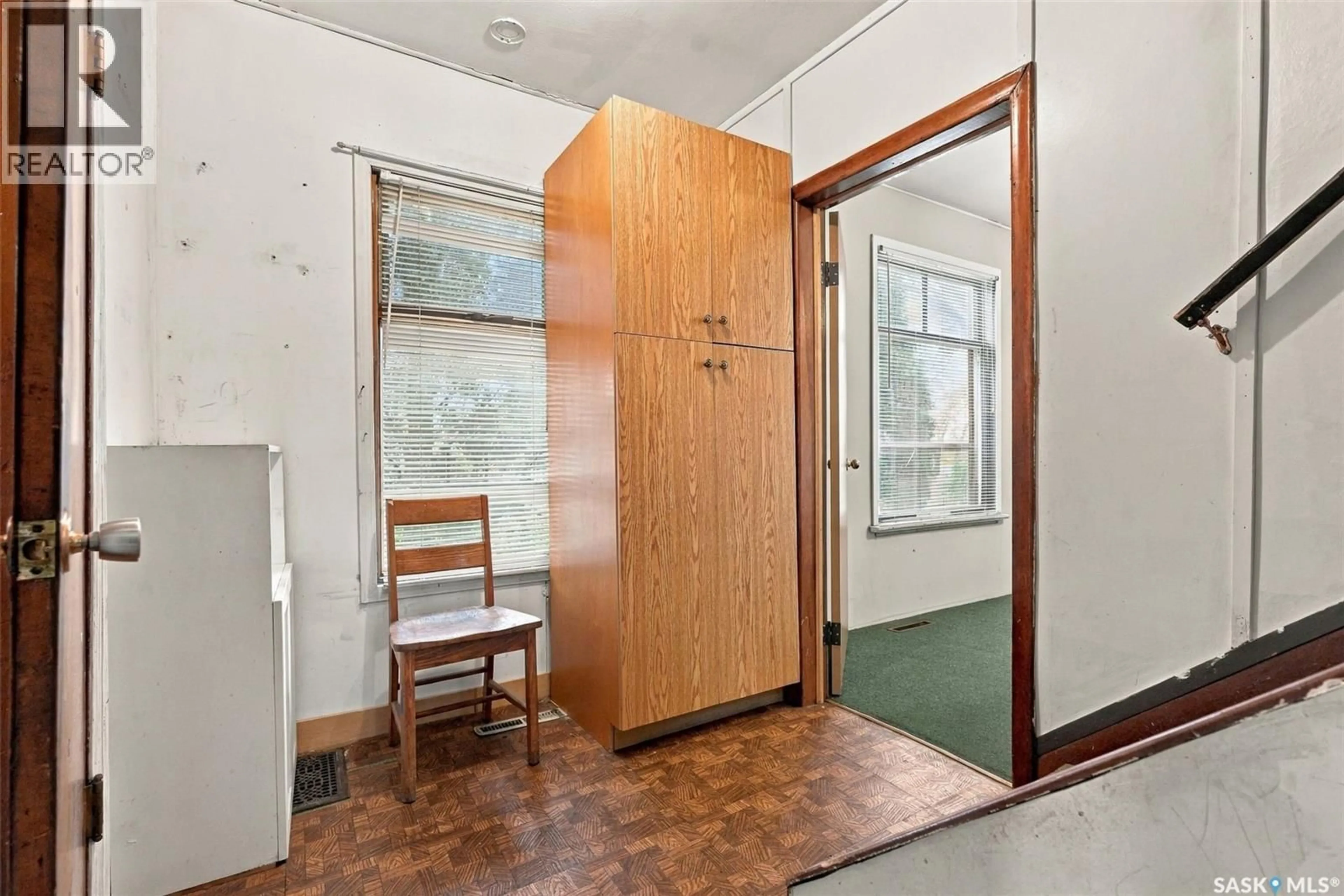 Indoor foyer for 741 H AVENUE, Saskatoon Saskatchewan S7M1X2