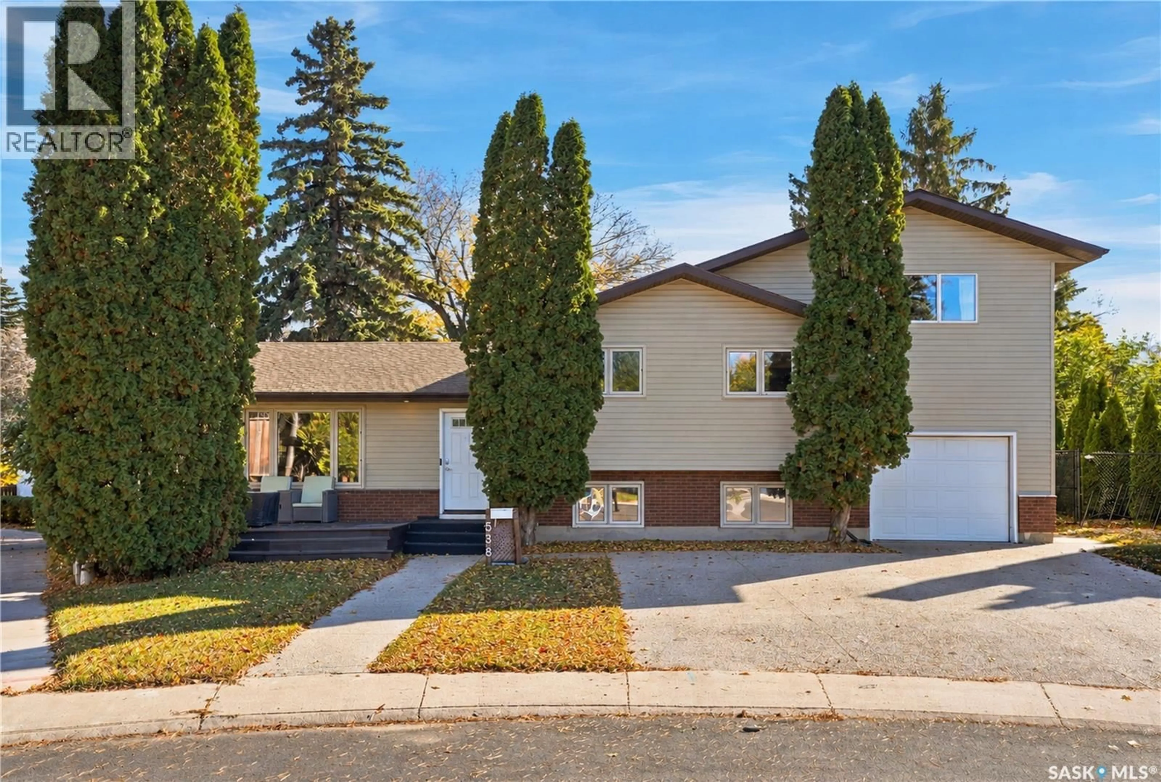 Home with vinyl exterior material, street for 538 HIGHLANDS TERRACE, Saskatoon Saskatchewan S7H4Y6