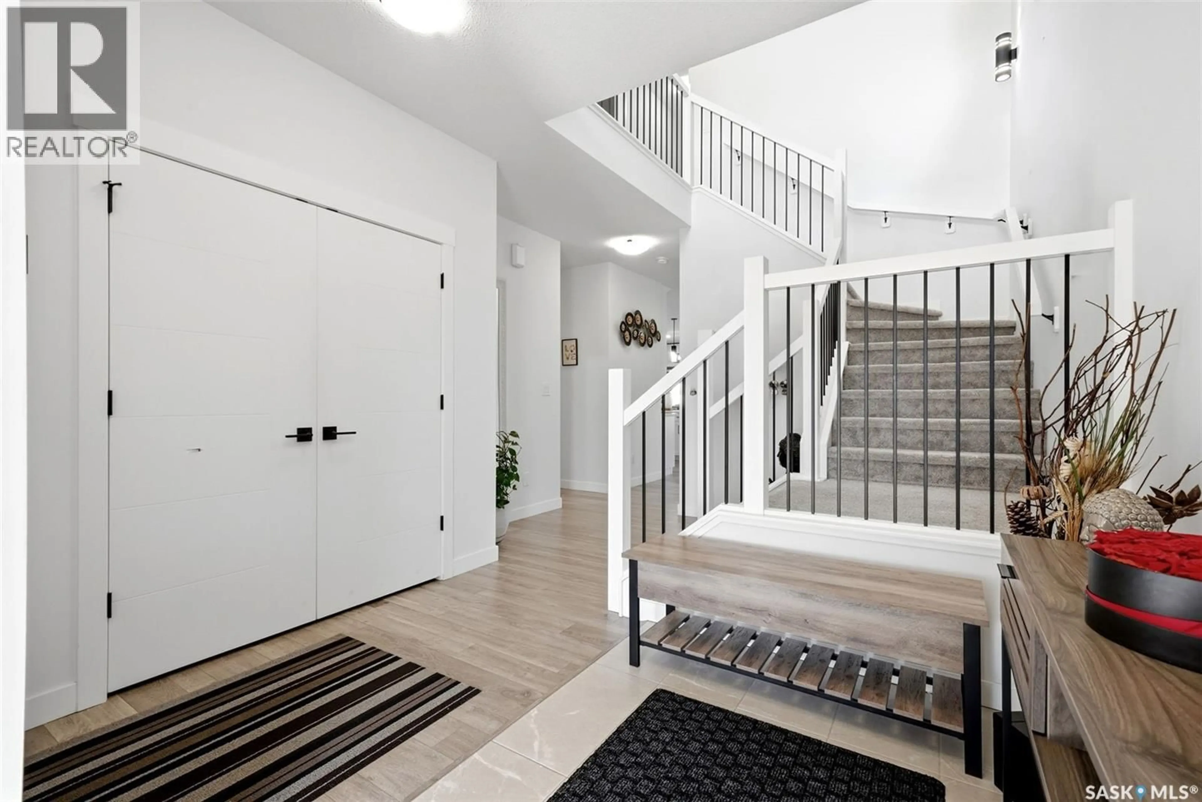 Indoor entryway for 5112 GREEN CRESCENT, Regina Saskatchewan S4V3S9