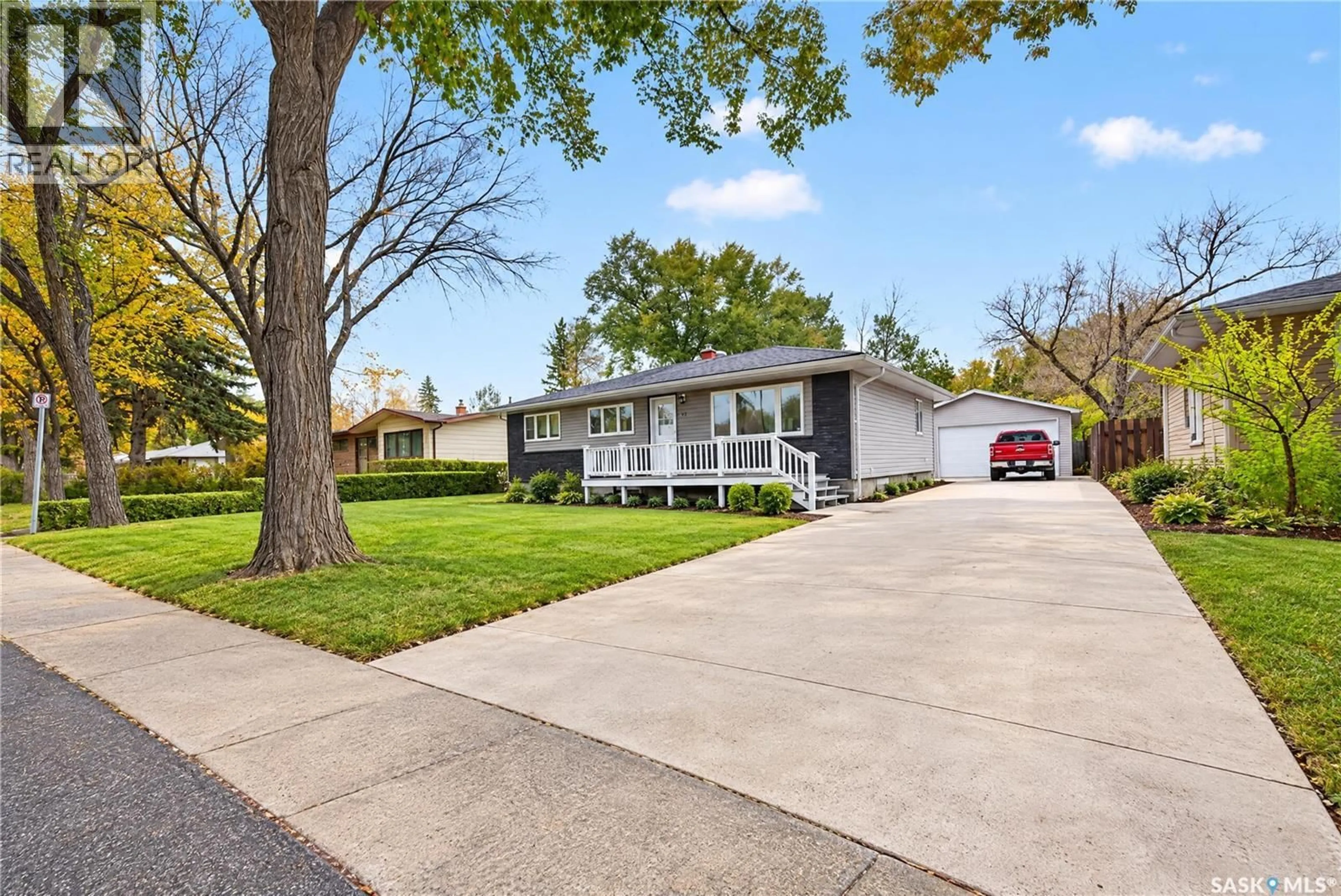 Home with vinyl exterior material, street for 21 DUNNING CRESCENT, Regina Saskatchewan S4S3V9
