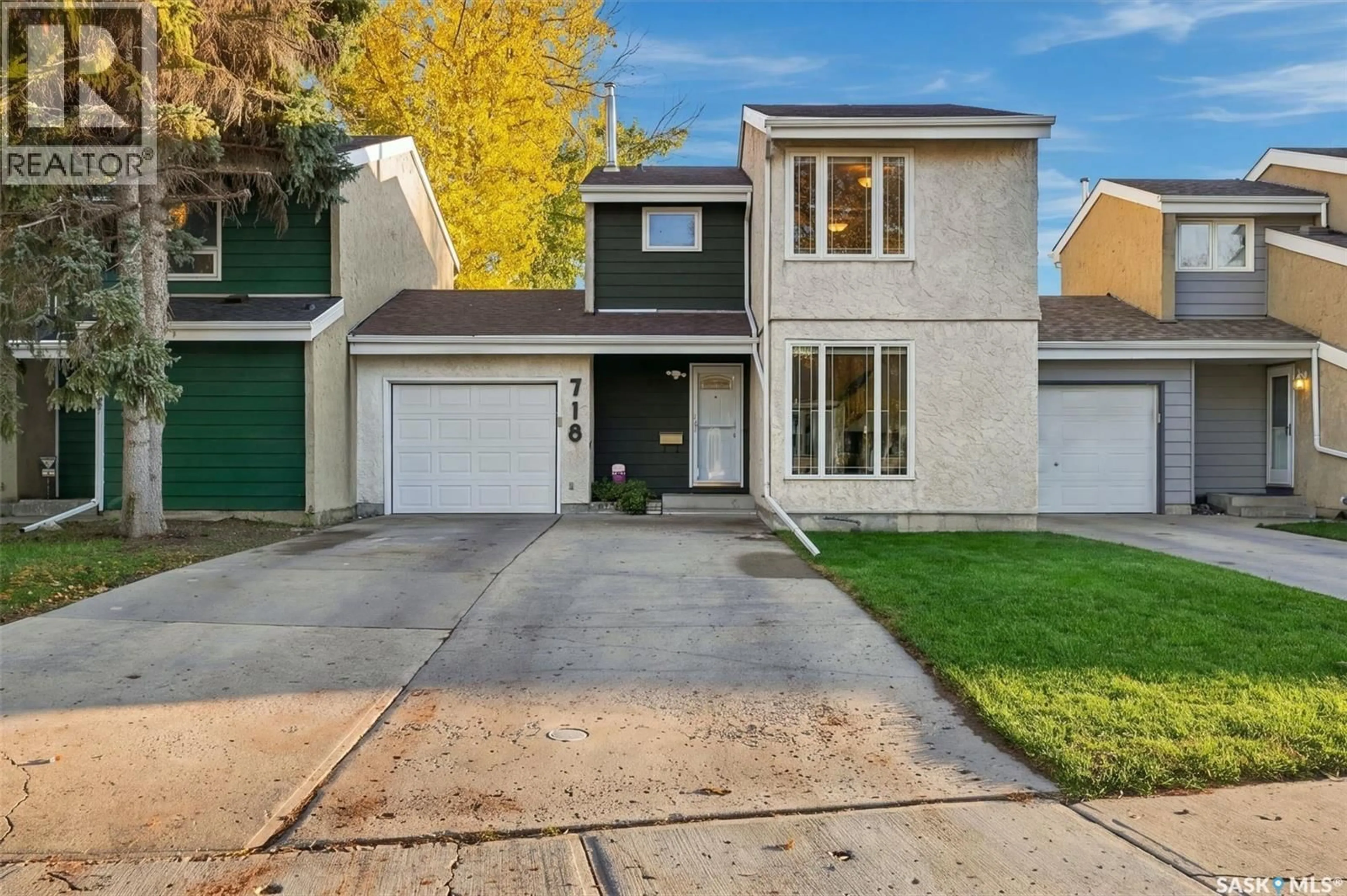 Home with vinyl exterior material, street for 718 SEYMOUR CRESCENT, Regina Saskatchewan S4X2G3