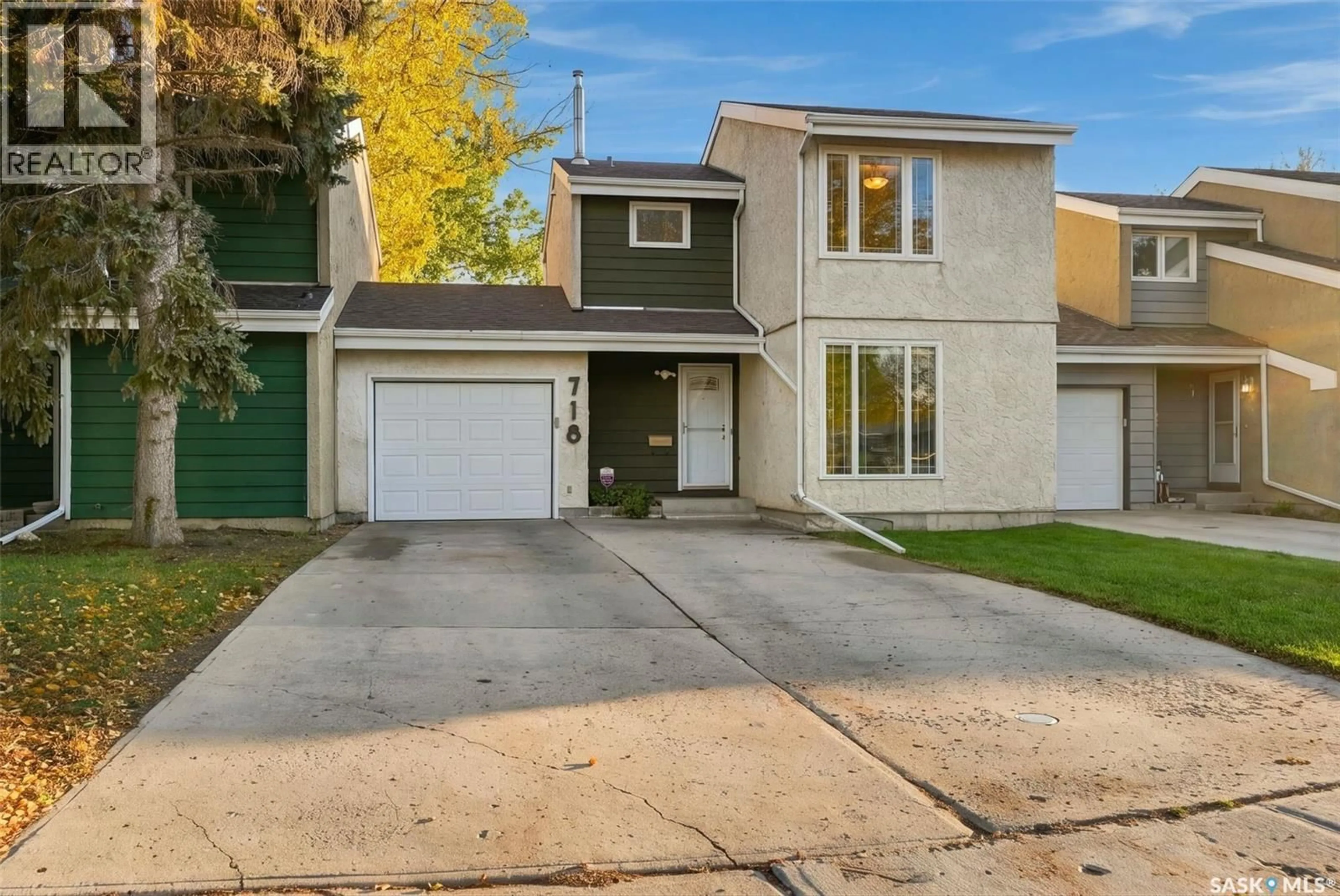 Home with vinyl exterior material, street for 718 SEYMOUR CRESCENT, Regina Saskatchewan S4X2G3