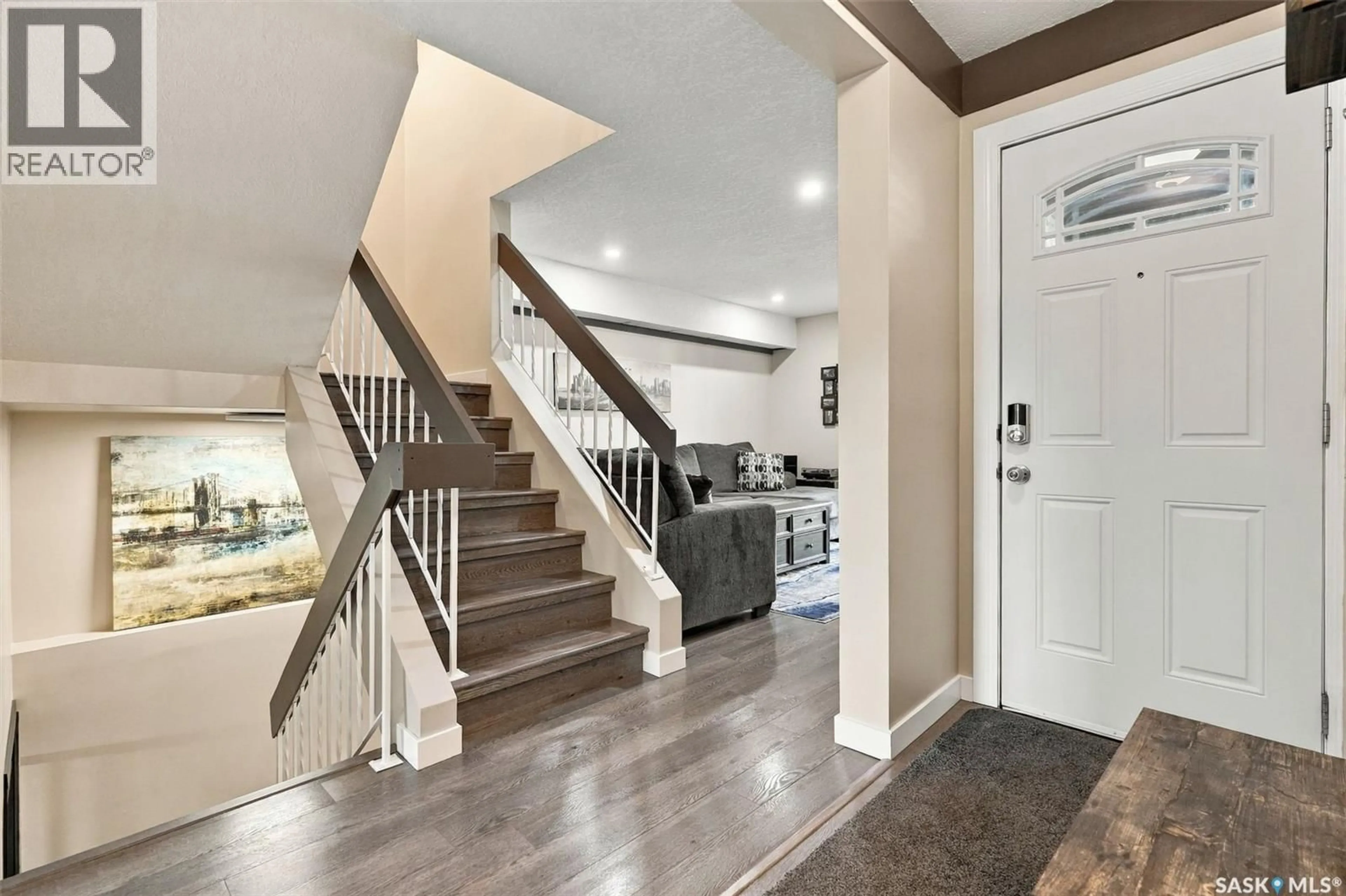 Indoor entryway for 718 SEYMOUR CRESCENT, Regina Saskatchewan S4X2G3