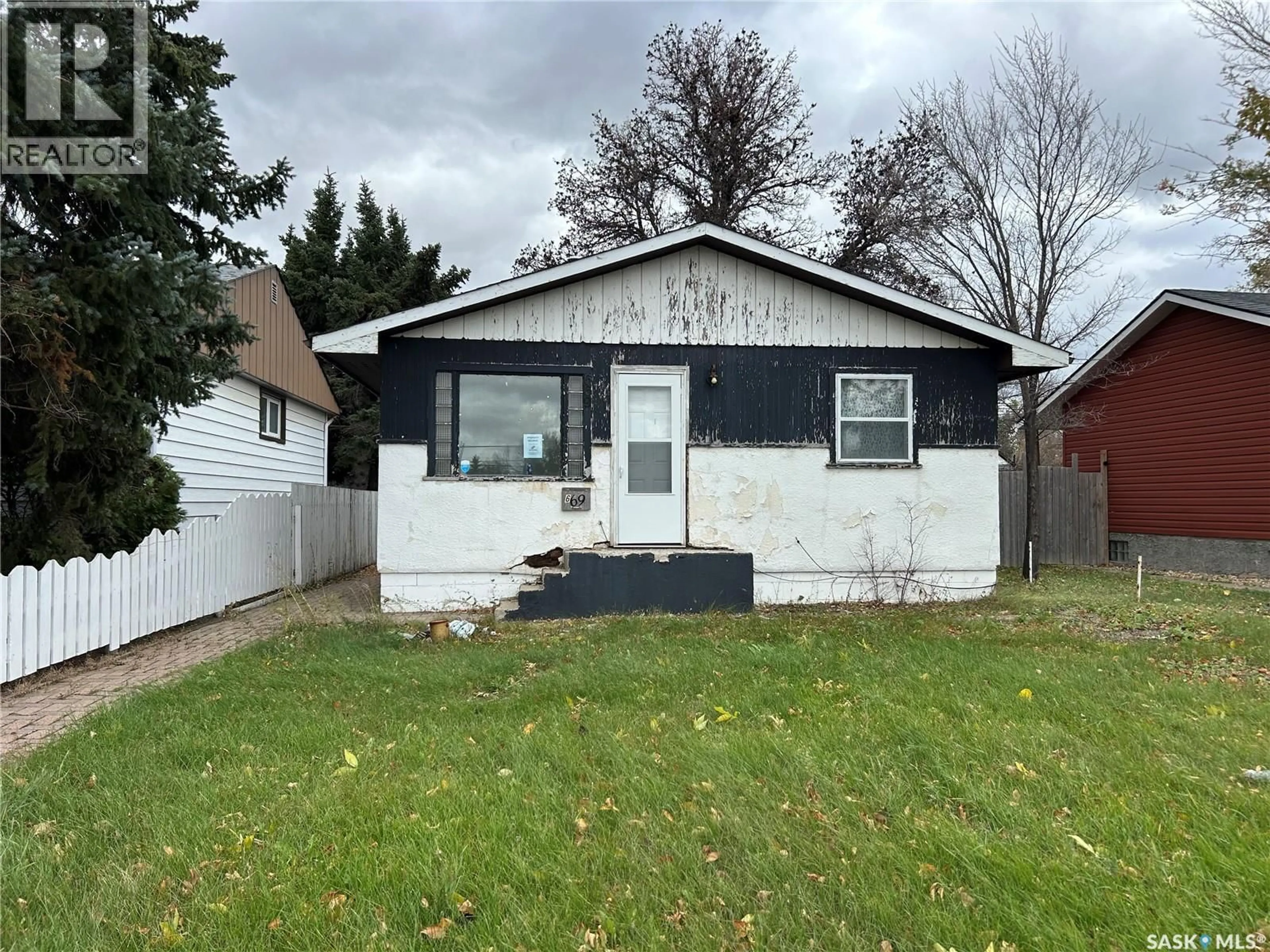 Home with vinyl exterior material, street for 669 STADACONA STREET E, Moose Jaw Saskatchewan S6H0K1