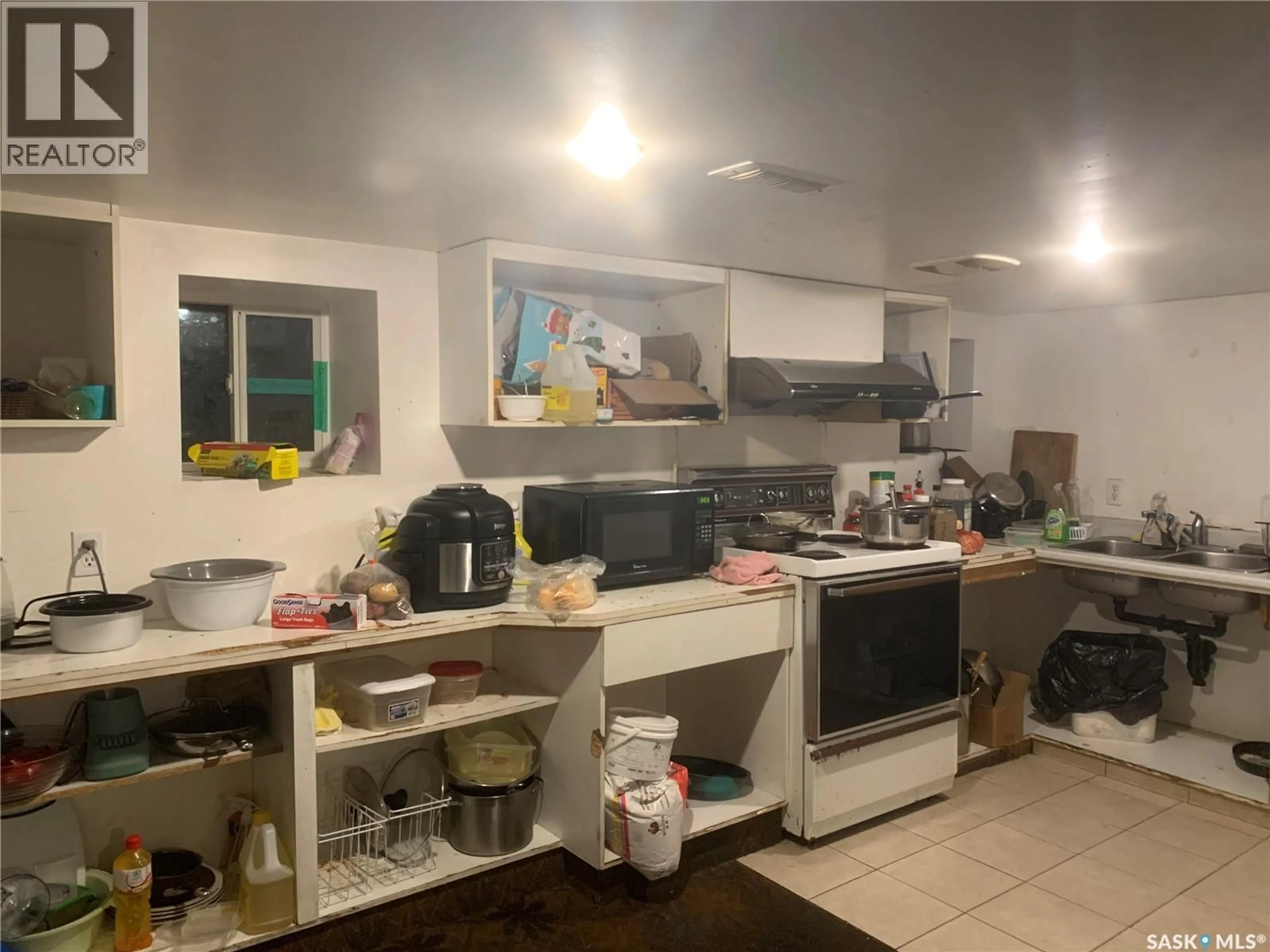 Standard kitchen, unknown for 1879 BRODER STREET, Regina Saskatchewan S4N3R7