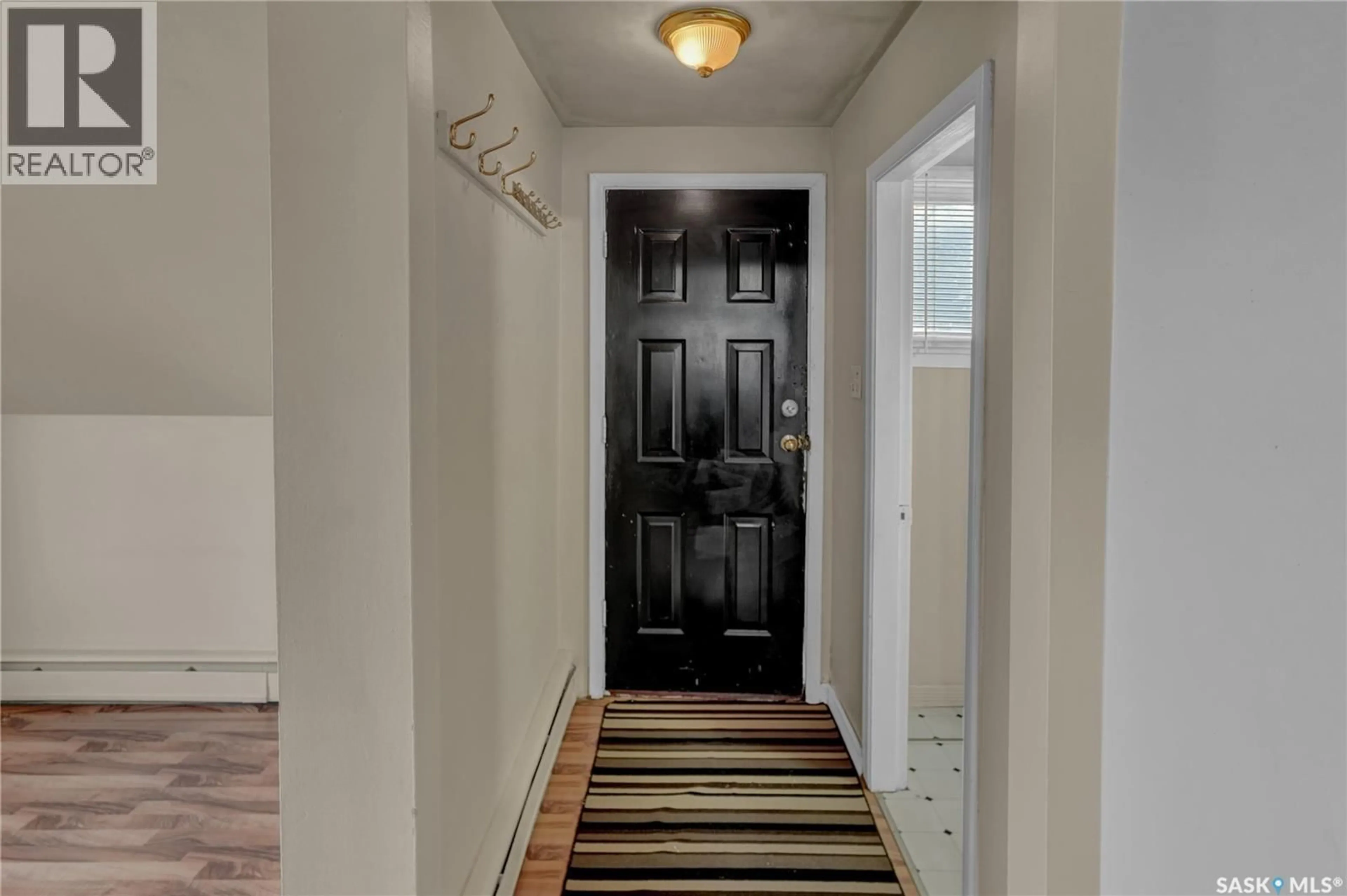 Indoor entryway for 406 MAIN STREET, Moose Jaw Saskatchewan S6H5S9