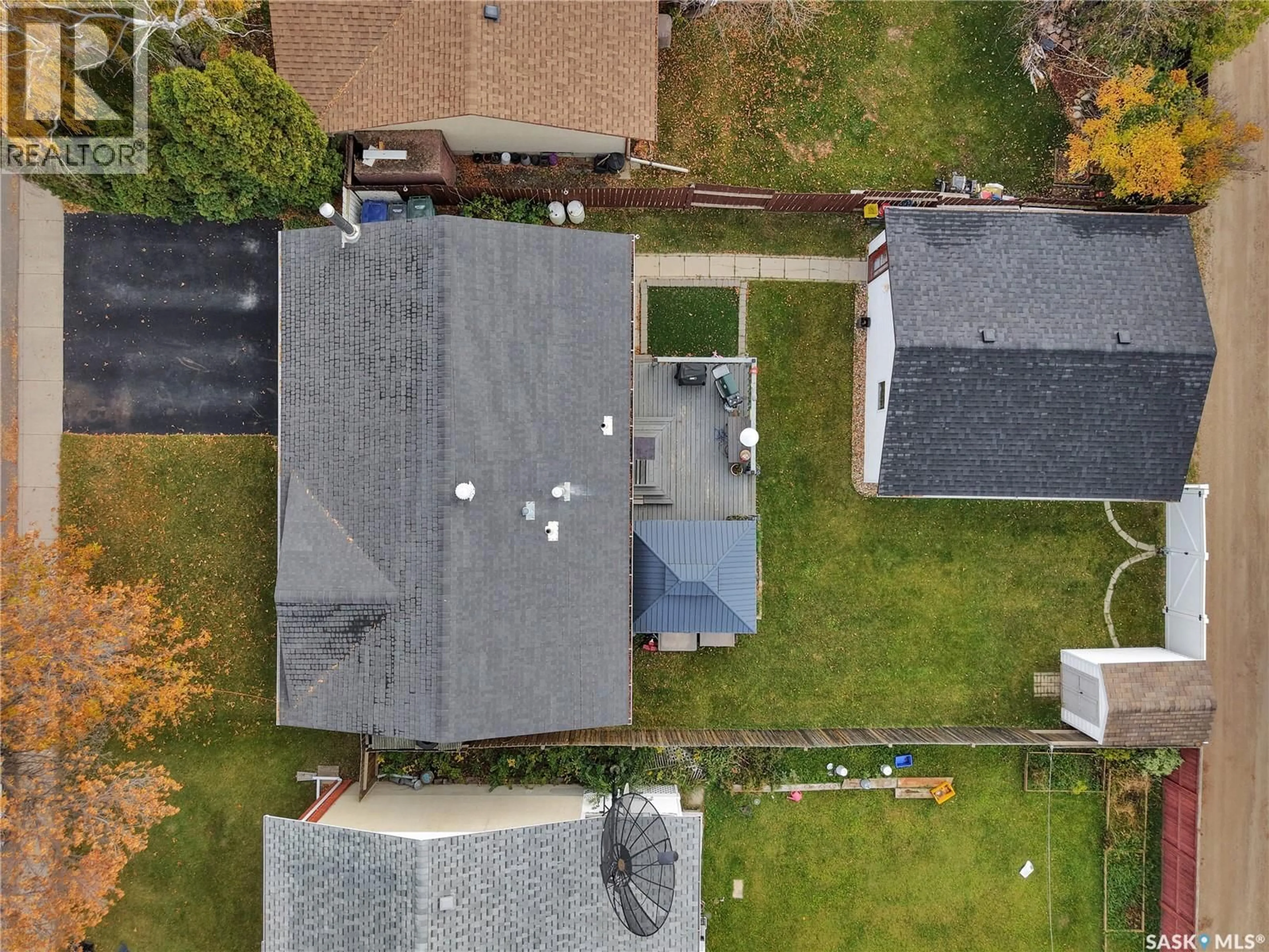 A pic from outside/outdoor area/front of a property/back of a property/a pic from drone, street for 106 SHEA CRESCENT, Saskatoon Saskatchewan S7L5M1