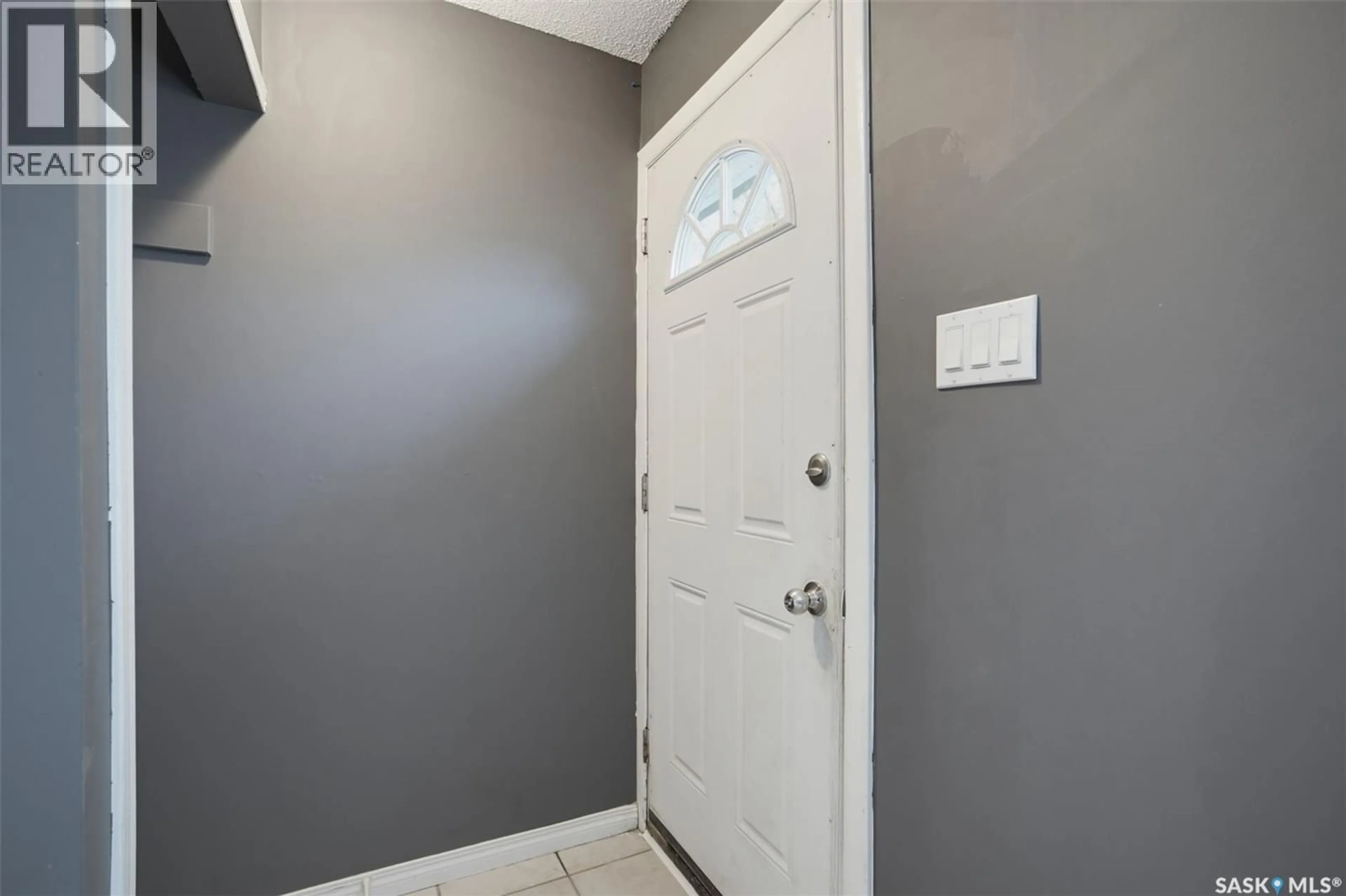 Indoor entryway for 706 S AVENUE N, Saskatoon Saskatchewan S7L3A3