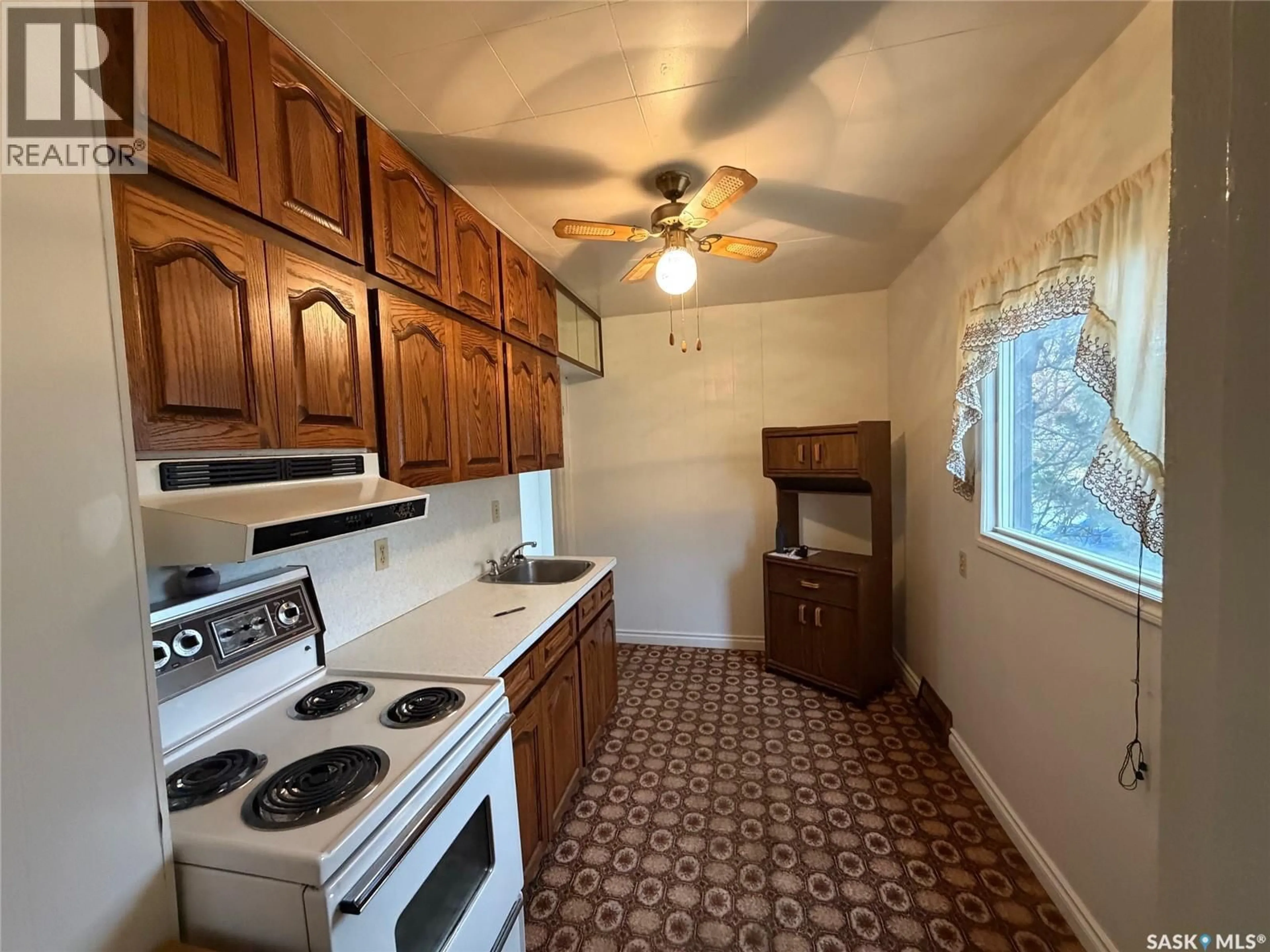 Standard kitchen, ceramic/tile floor for 182 FOURTH AVENUE, Yorkton Saskatchewan S3N1A8