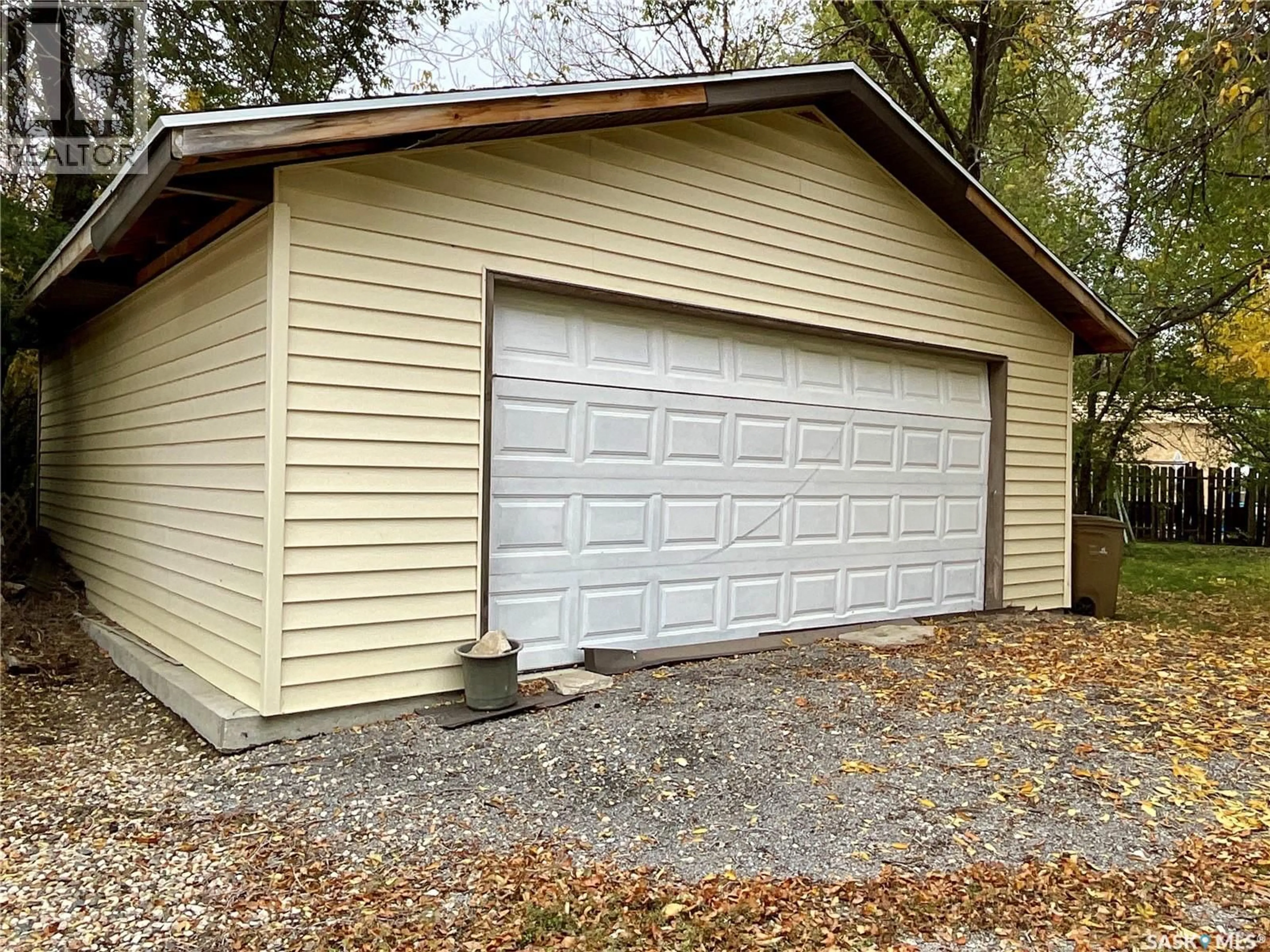 Indoor garage for 13 MERRITT CRESCENT, Regina Saskatchewan S4T5X9