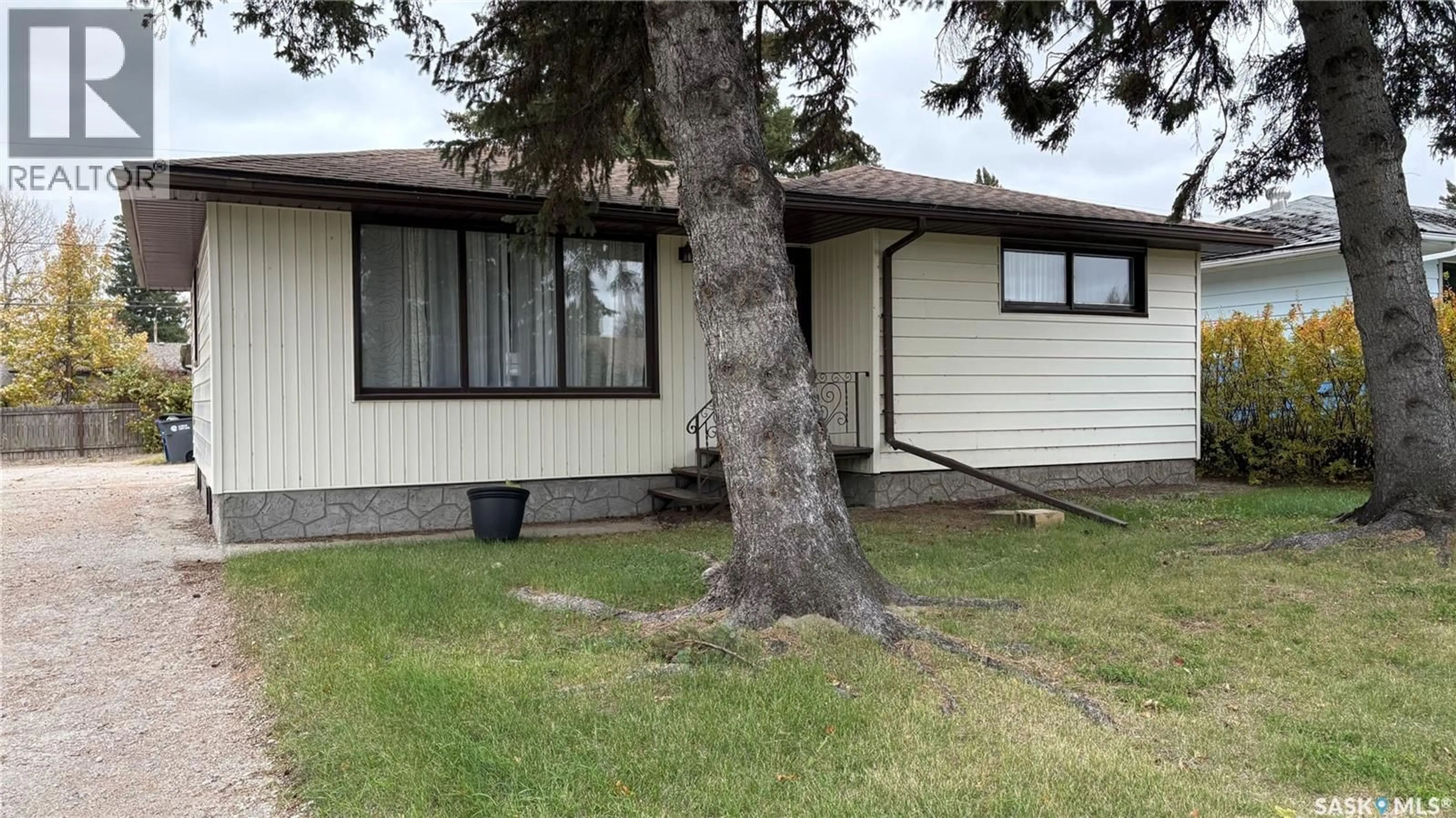 Home with vinyl exterior material, street for 211 DOWNEY STREET, Strasbourg Saskatchewan S0G4V0
