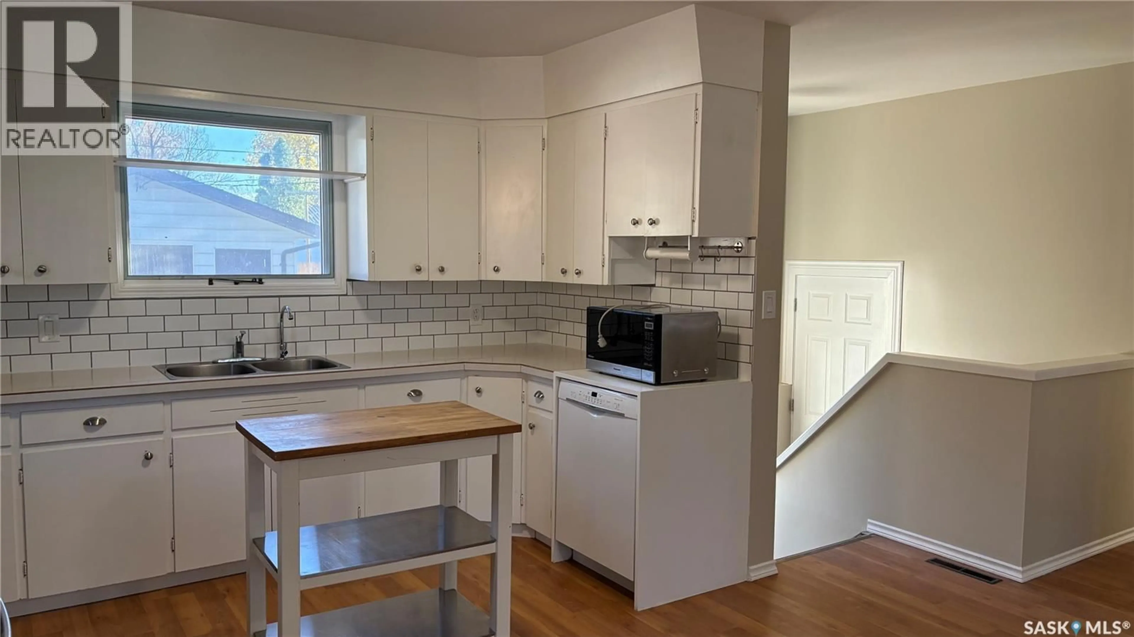 Standard kitchen, wood/laminate floor for 211 DOWNEY STREET, Strasbourg Saskatchewan S0G4V0