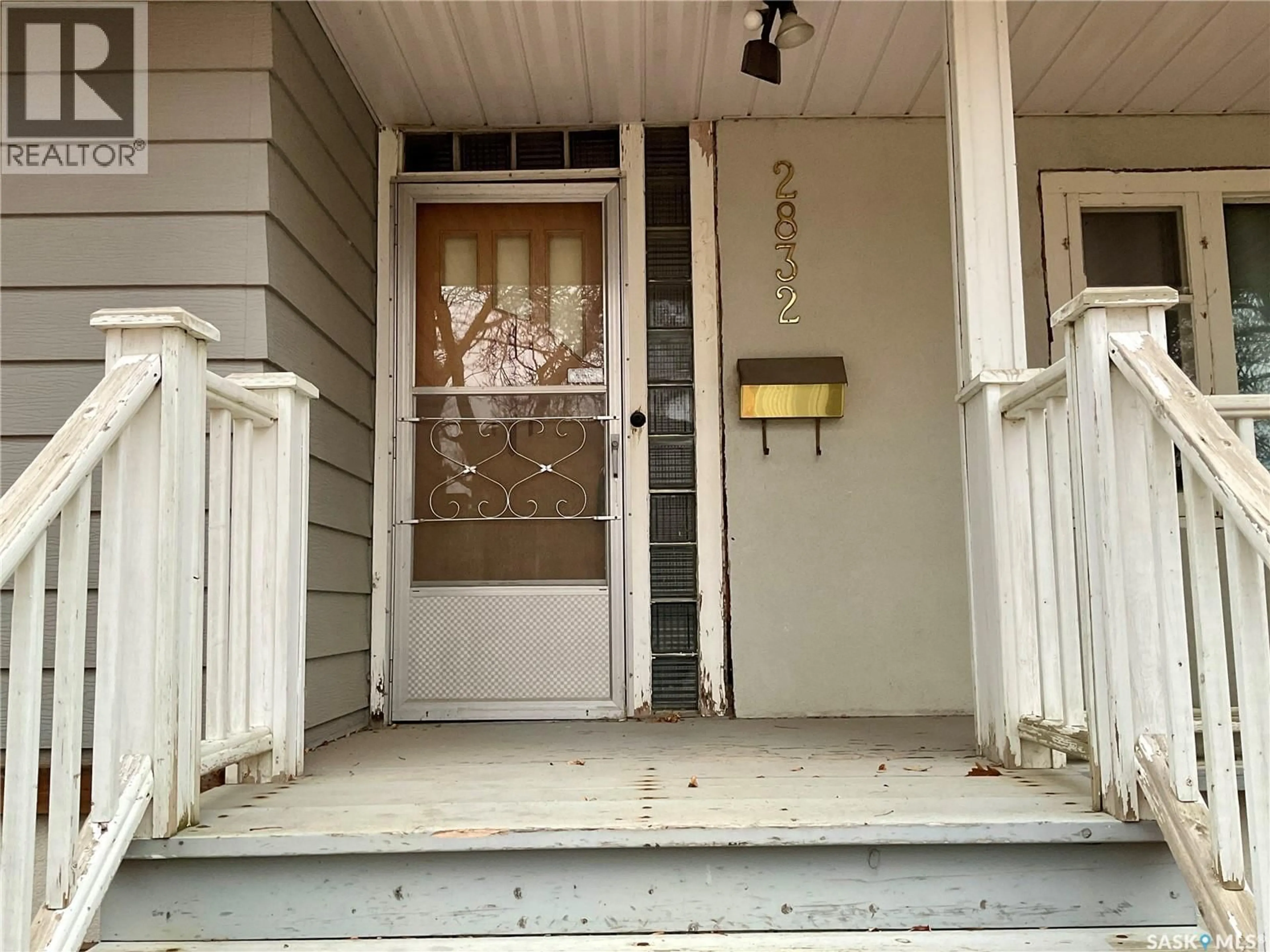 Indoor entryway for 2832 QUINN DRIVE, Regina Saskatchewan S4P2W1