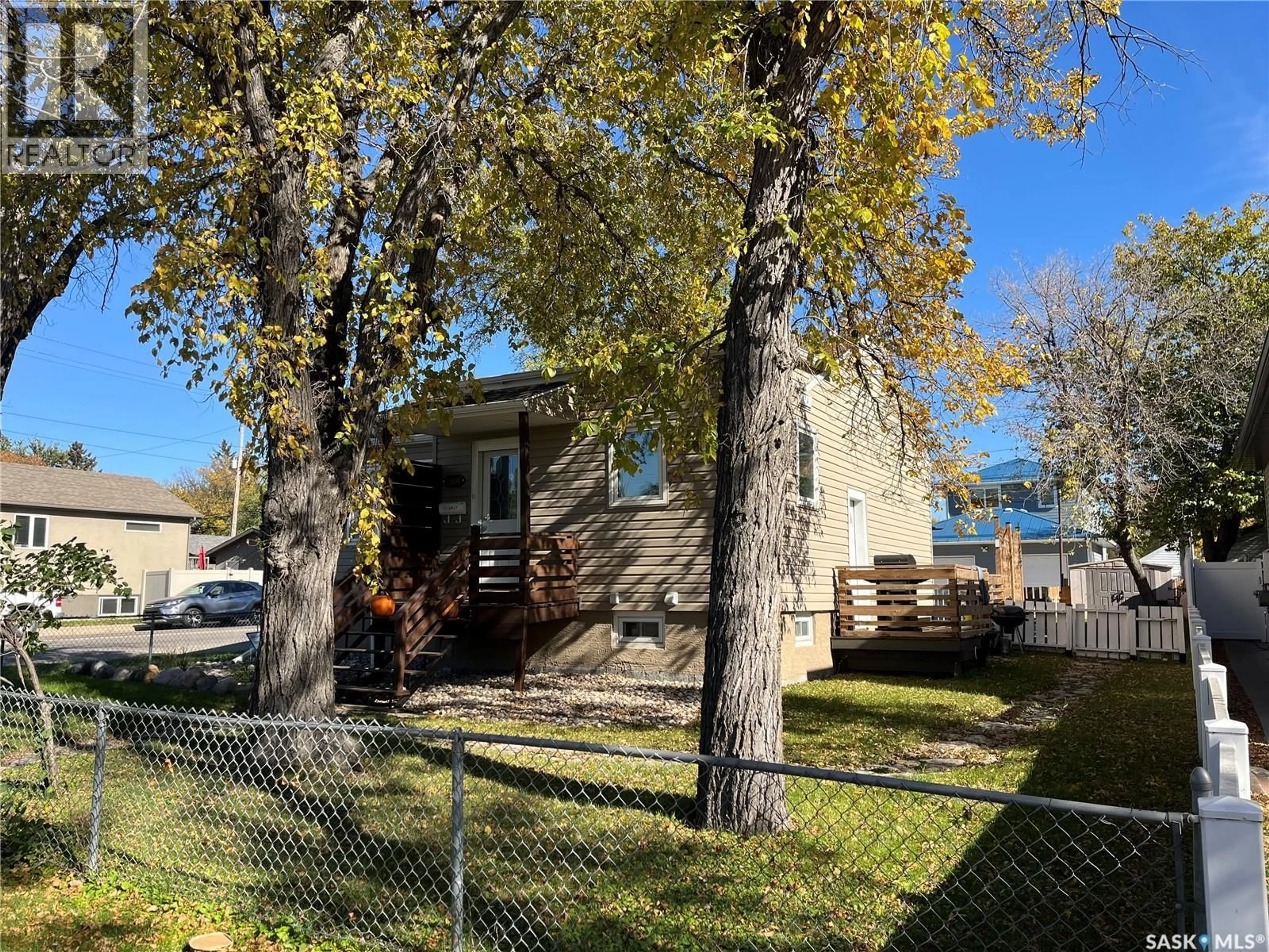 A pic from outside/outdoor area/front of a property/back of a property/a pic from drone, street for 2101 KING STREET, Regina Saskatchewan S4T4G9