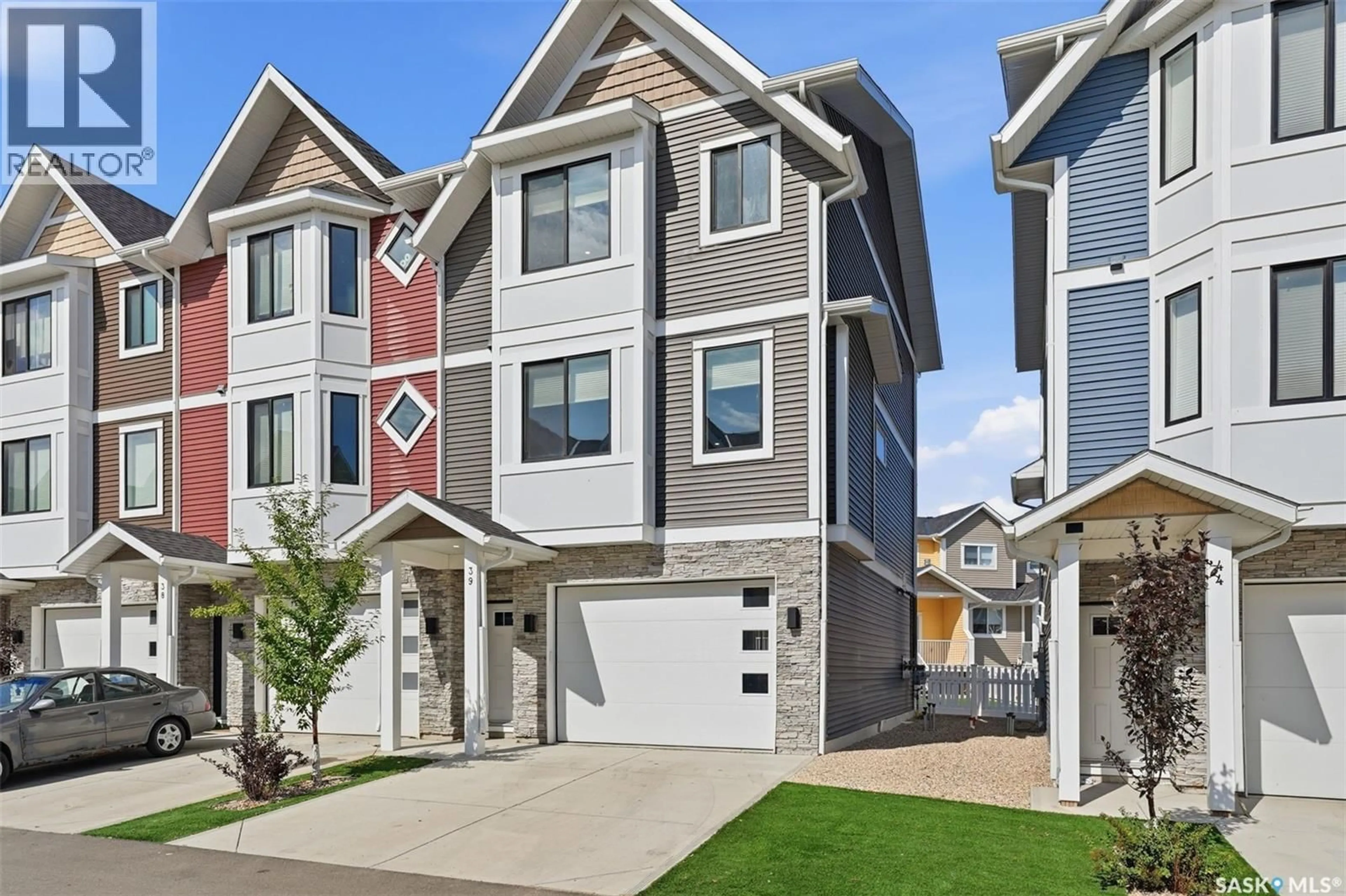 Home with vinyl exterior material, street for 39 ST ANDREWS LANE, Warman Saskatchewan S0K4S4