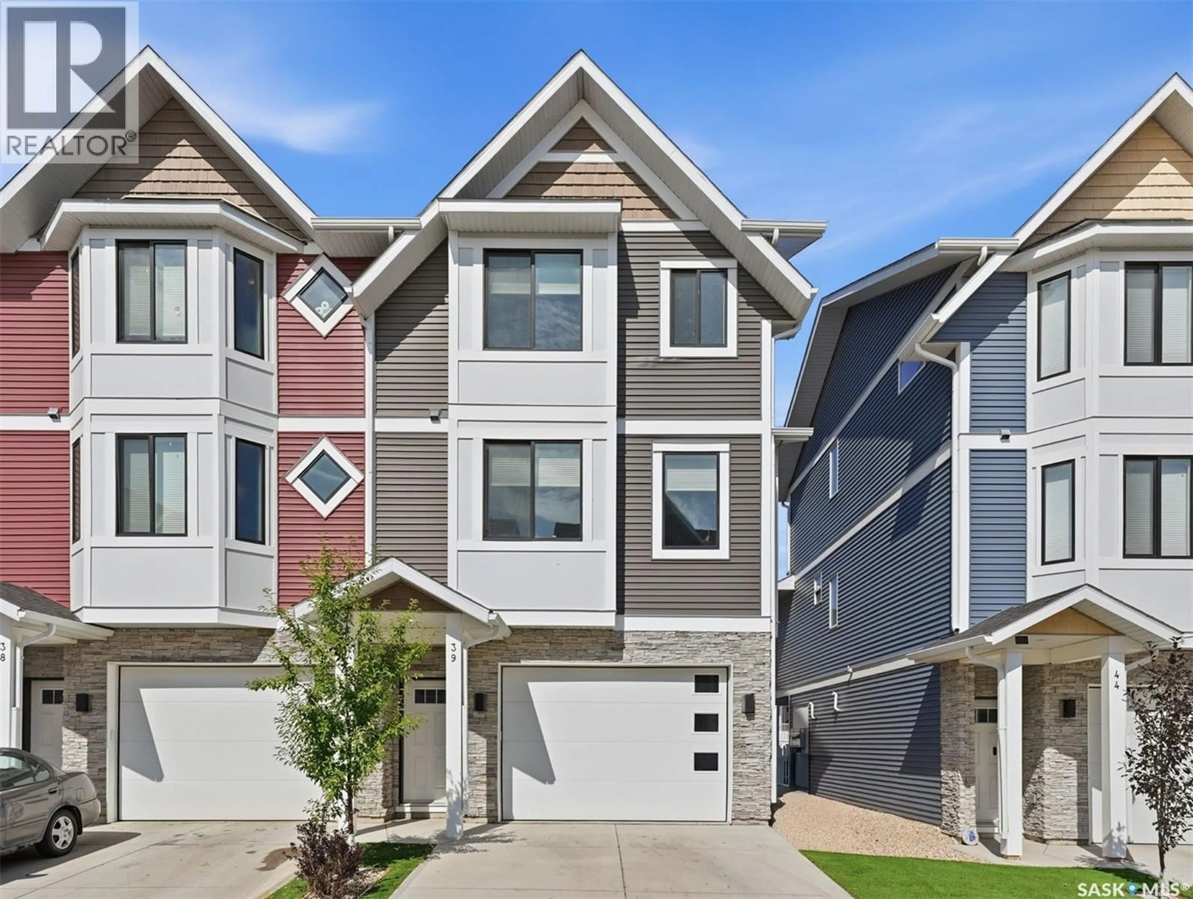 Home with vinyl exterior material, street for 39 ST ANDREWS LANE, Warman Saskatchewan S0K4S4