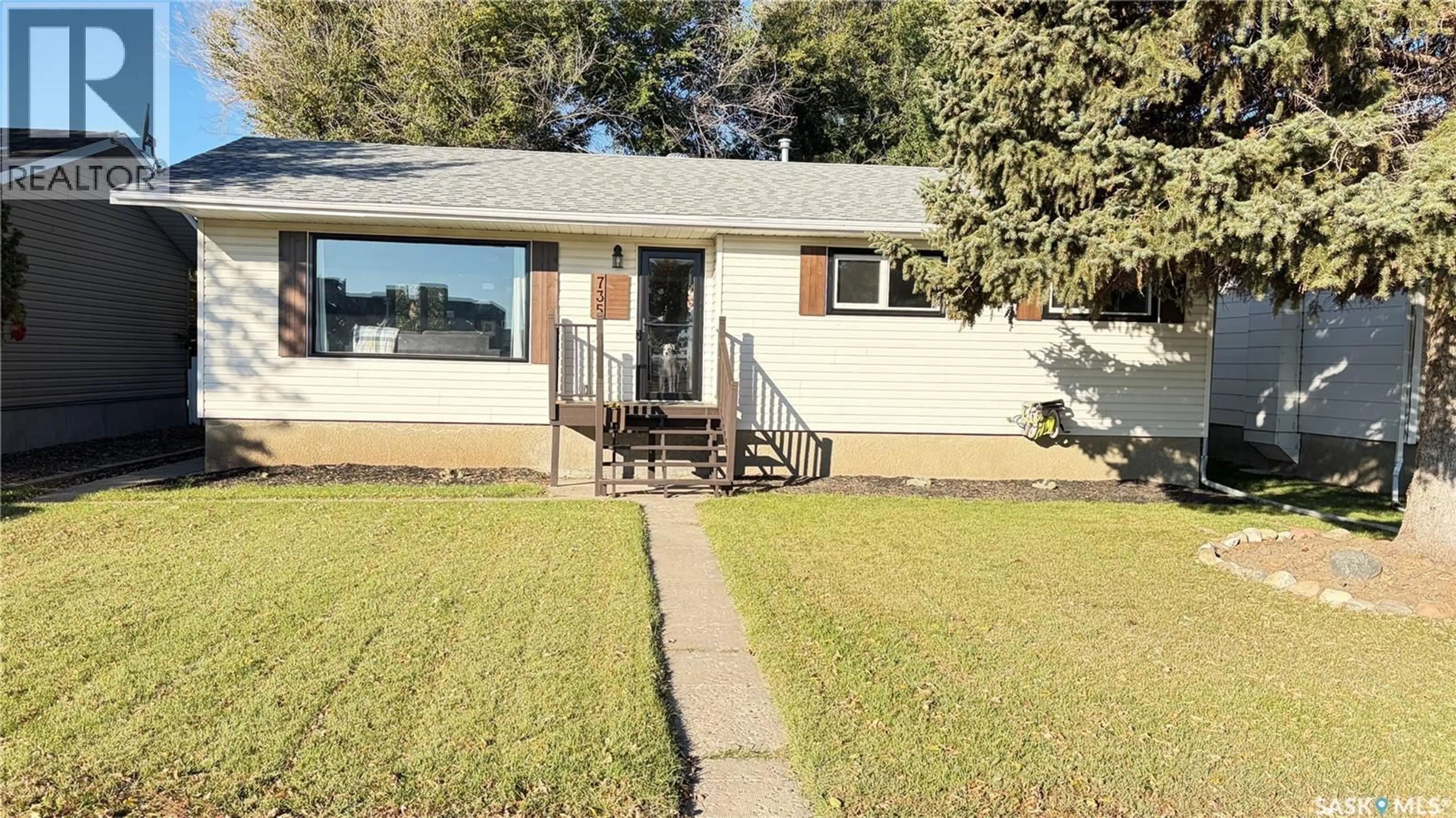 Home with vinyl exterior material, street for 735 JASPER STREET, Maple Creek Saskatchewan S0N1N0
