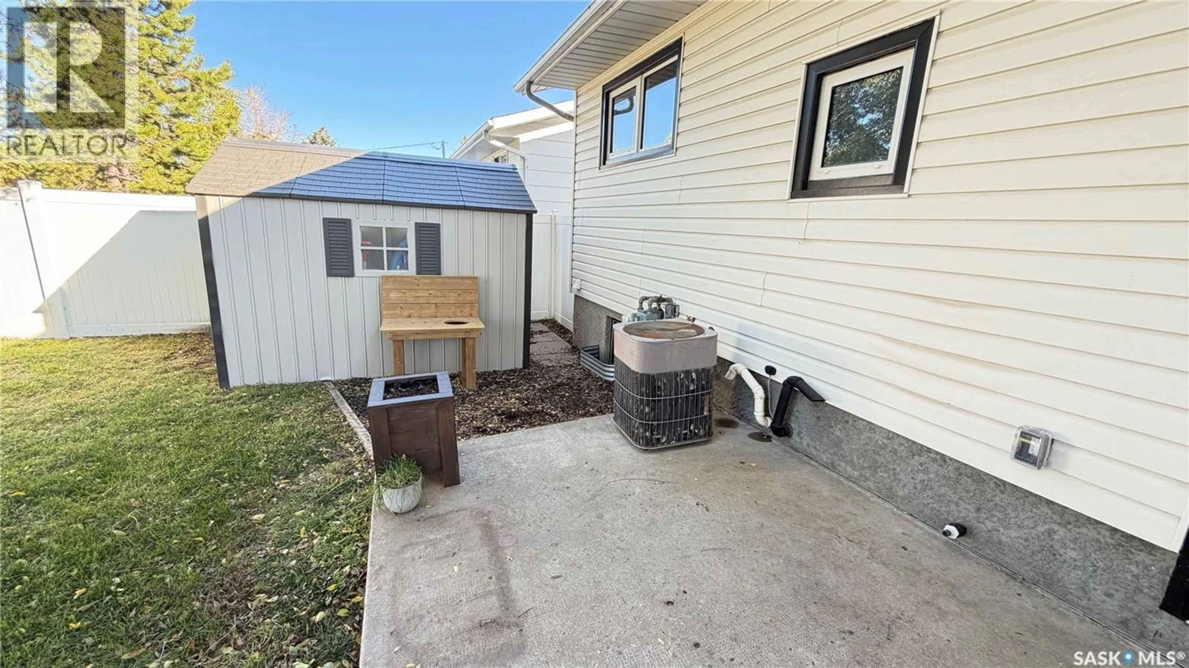 Patio, street for 735 JASPER STREET, Maple Creek Saskatchewan S0N1N0