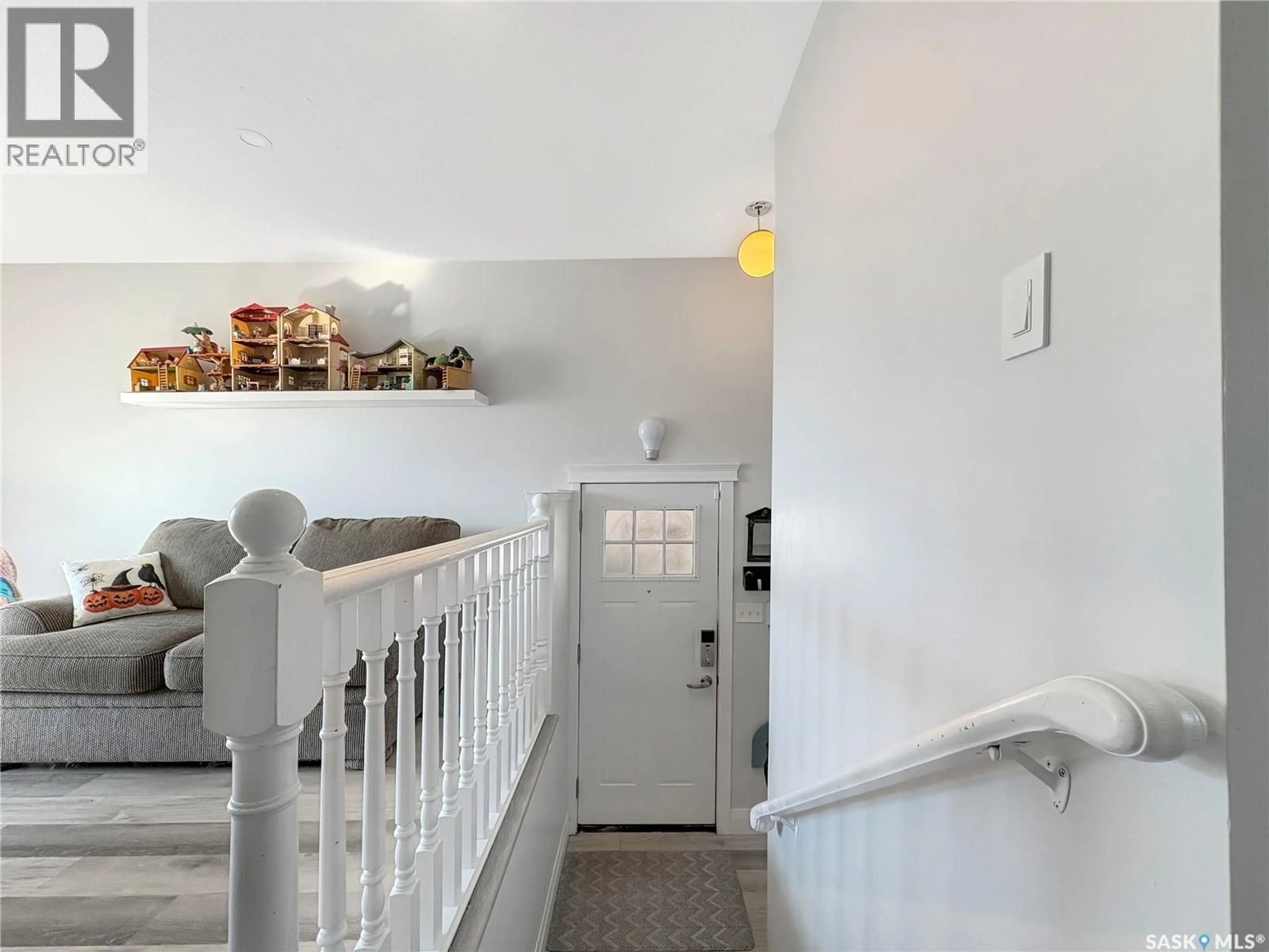 Indoor entryway for 313 BIRCH CRESCENT, Saskatoon Saskatchewan S7N2M6