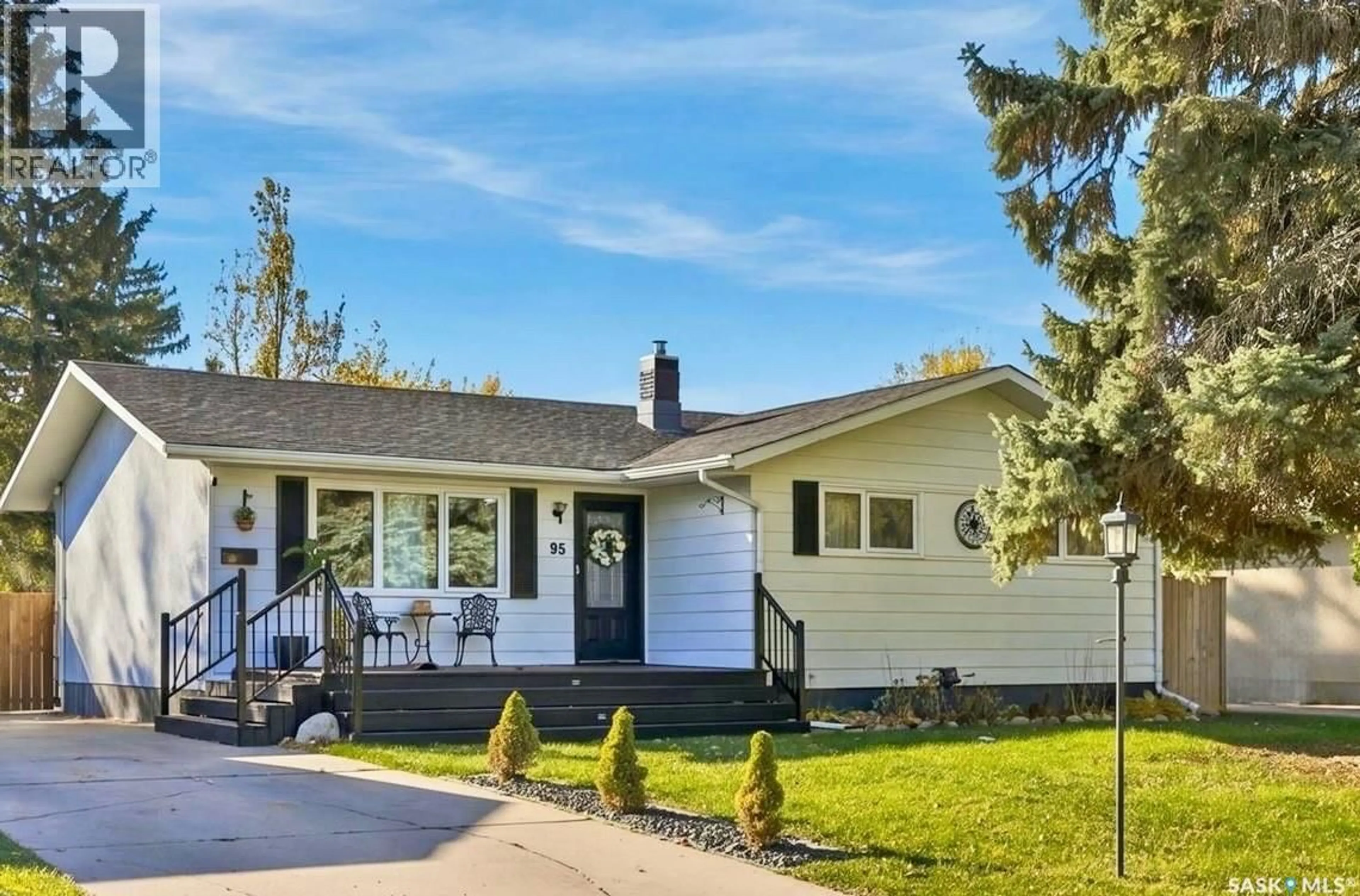 Home with vinyl exterior material, street for 95 ST LAWRENCE CRESCENT, Saskatoon Saskatchewan S7K1G6