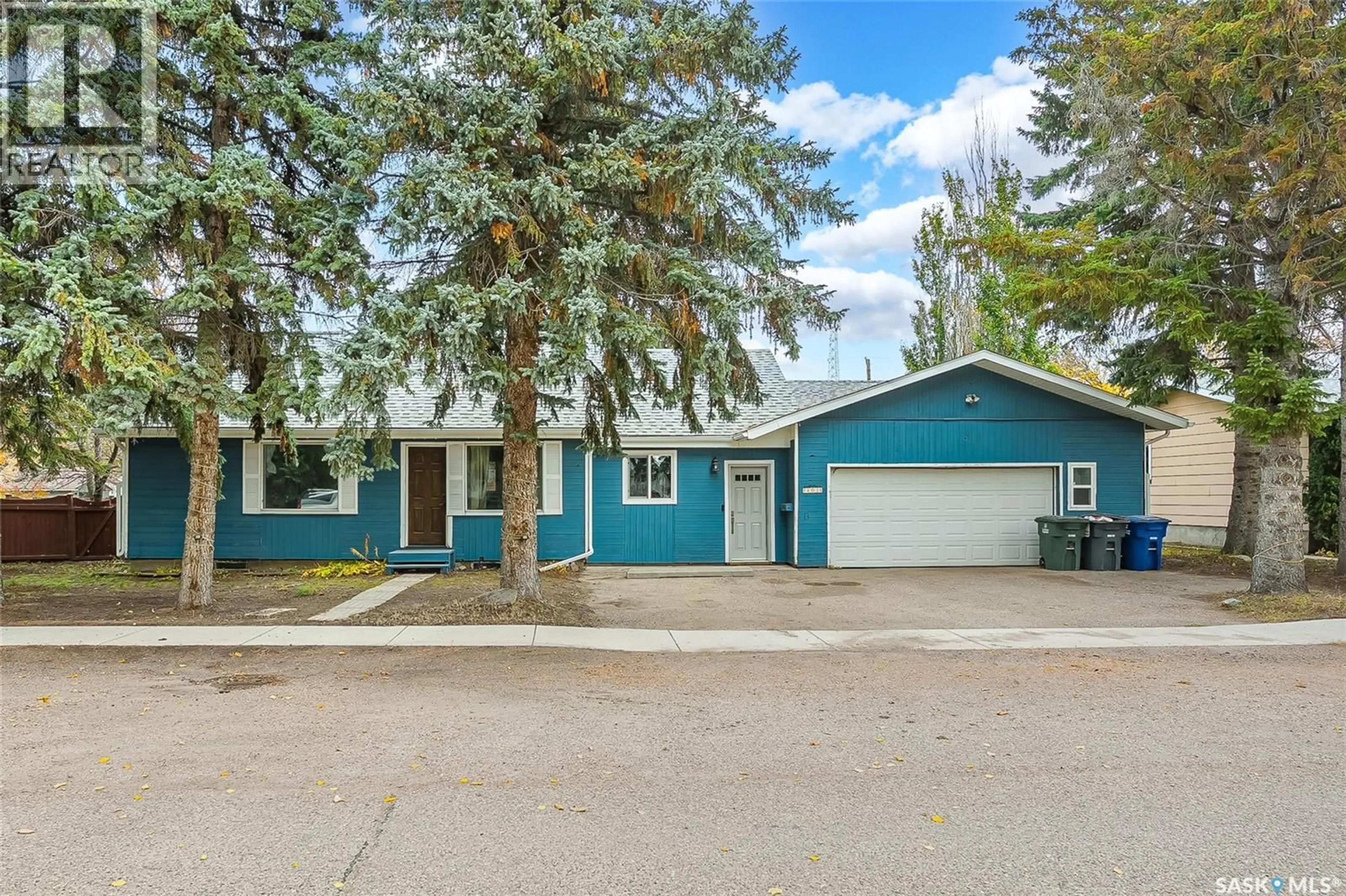 Home with vinyl exterior material, street for 401 2ND STREET E, Langham Saskatchewan S0K2L0