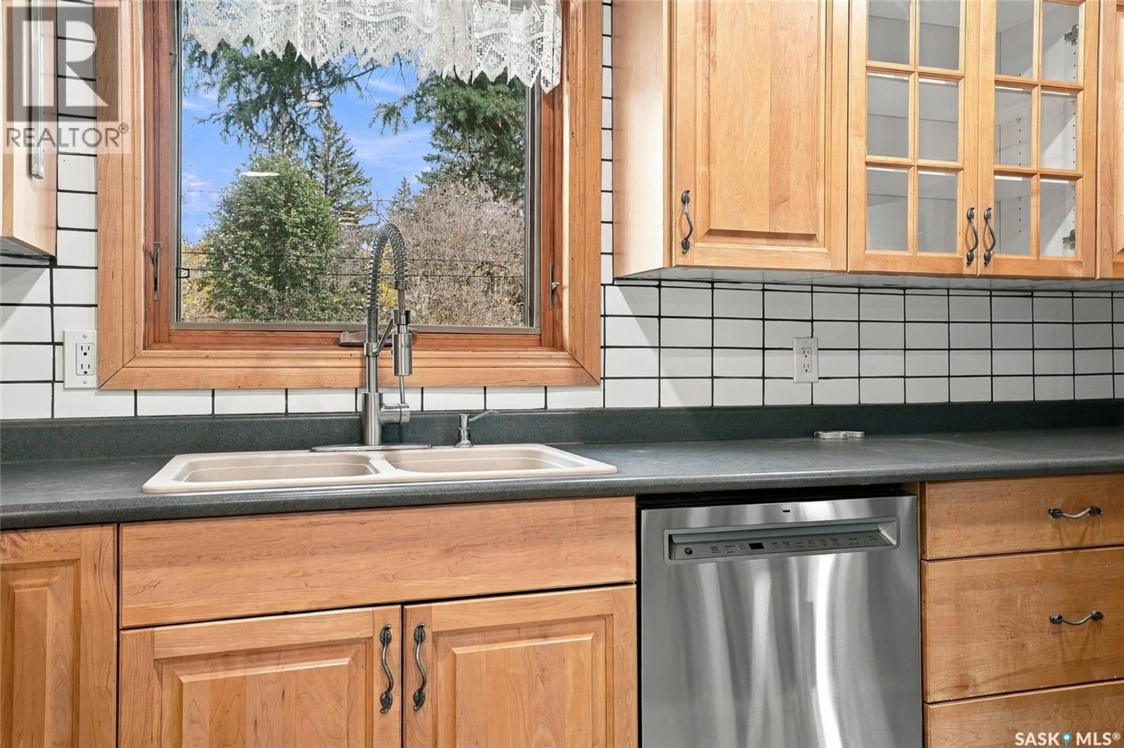 Standard kitchen, ceramic/tile floor for 401 2ND STREET E, Langham Saskatchewan S0K2L0