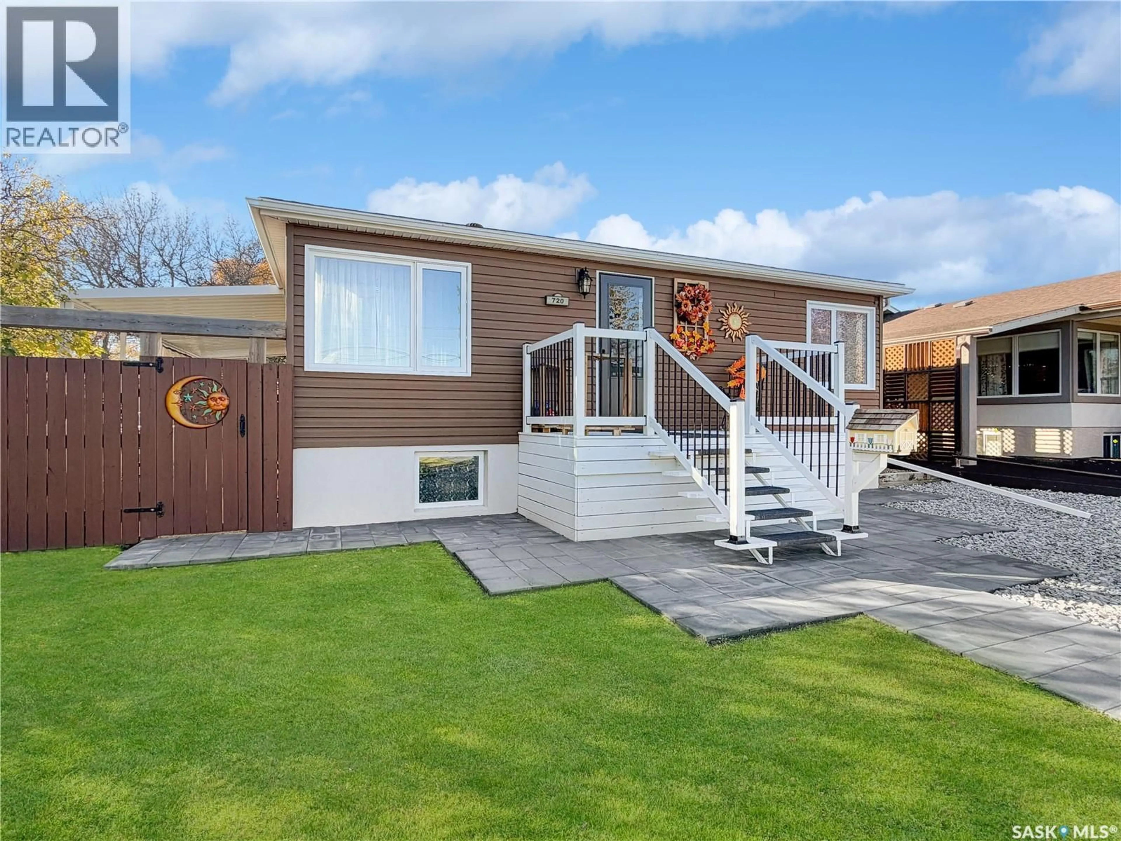 Home with vinyl exterior material, street for 720 6TH AVENUE, Swift Current Saskatchewan S9H2M8