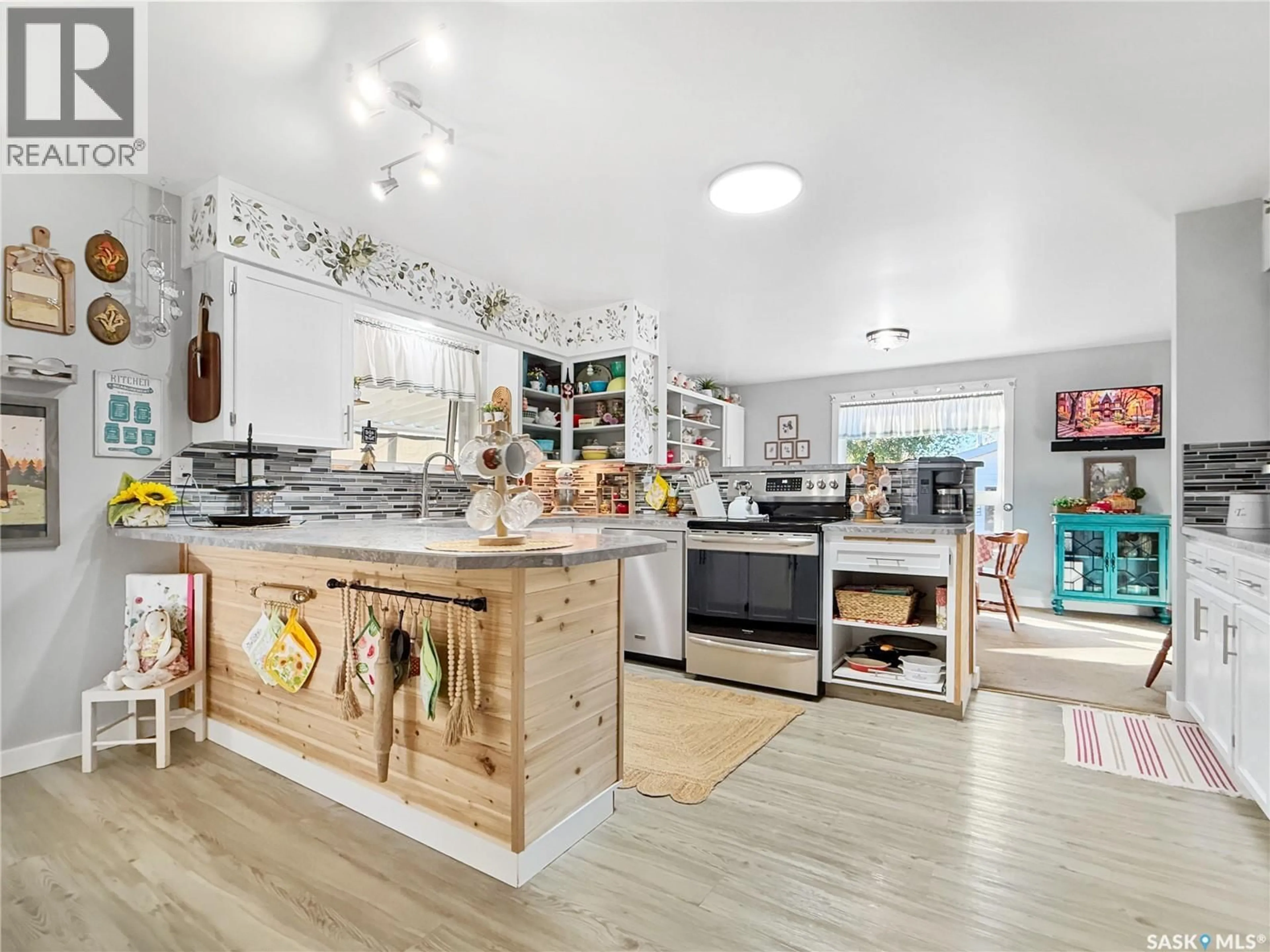 Open concept kitchen, wood/laminate floor for 720 6TH AVENUE, Swift Current Saskatchewan S9H2M8