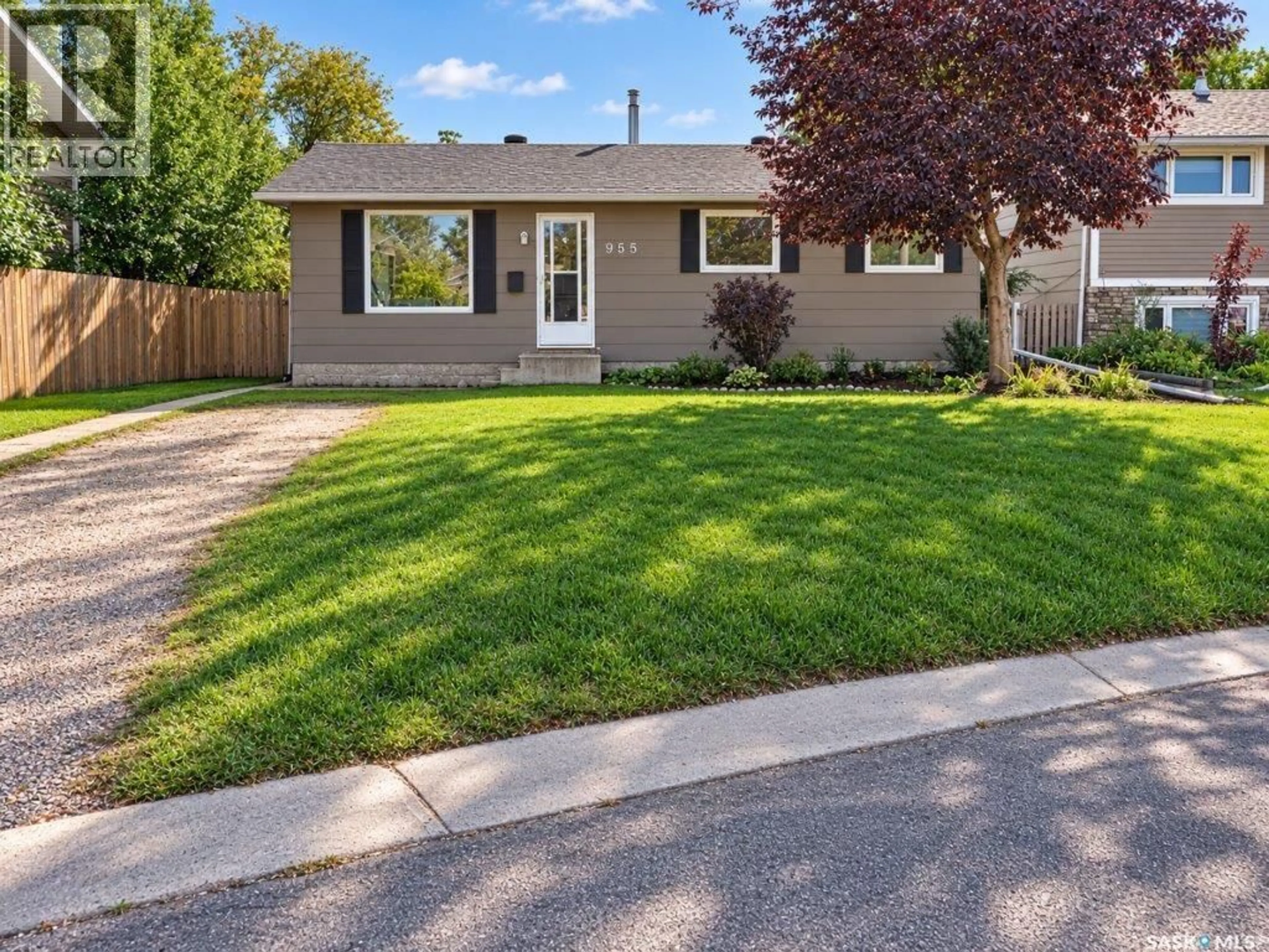 Home with vinyl exterior material, street for 955 HOLDSWORTH CRESCENT, Moose Jaw Saskatchewan S6H6T8