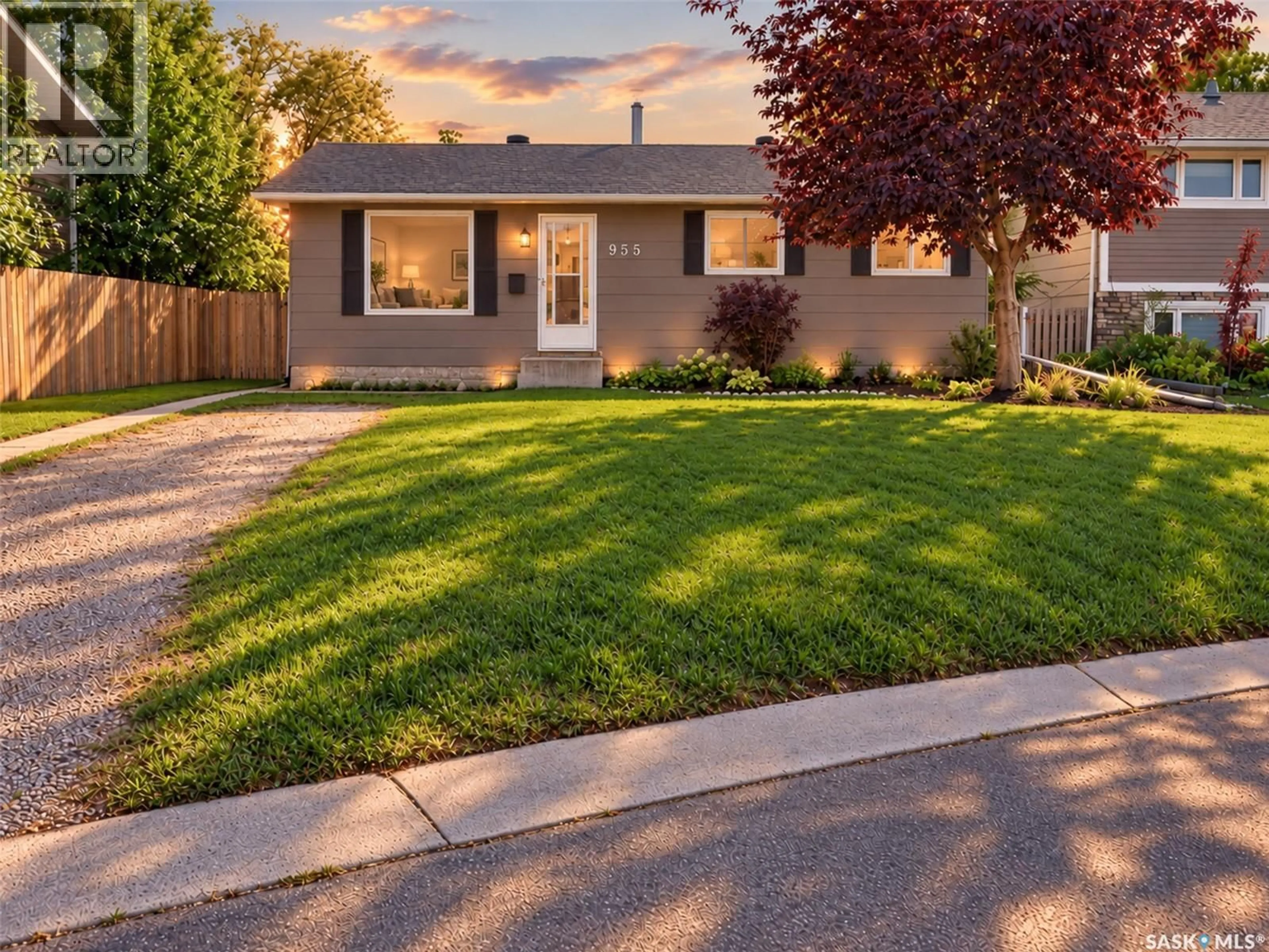 Home with vinyl exterior material, street for 955 HOLDSWORTH CRESCENT, Moose Jaw Saskatchewan S6H6T8