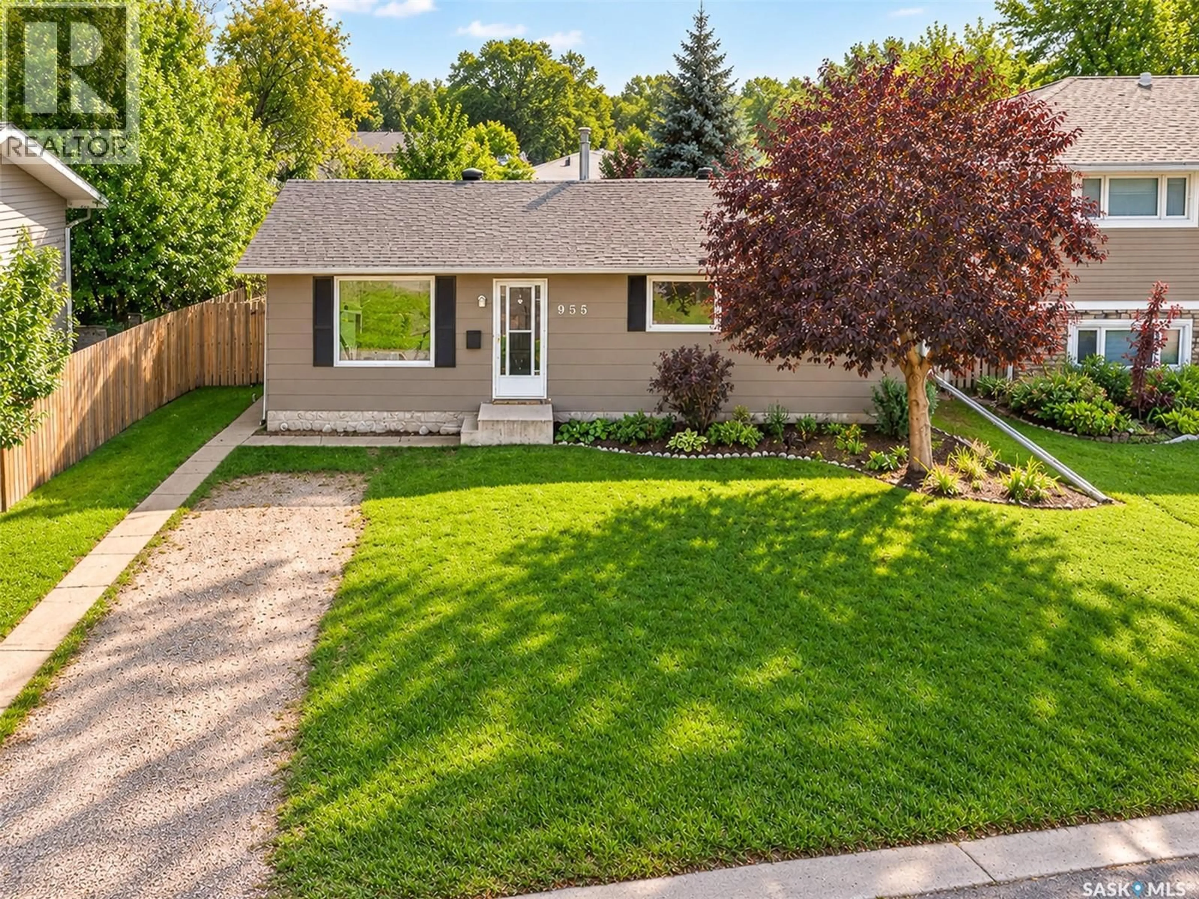 Home with vinyl exterior material, street for 955 HOLDSWORTH CRESCENT, Moose Jaw Saskatchewan S6H6T8
