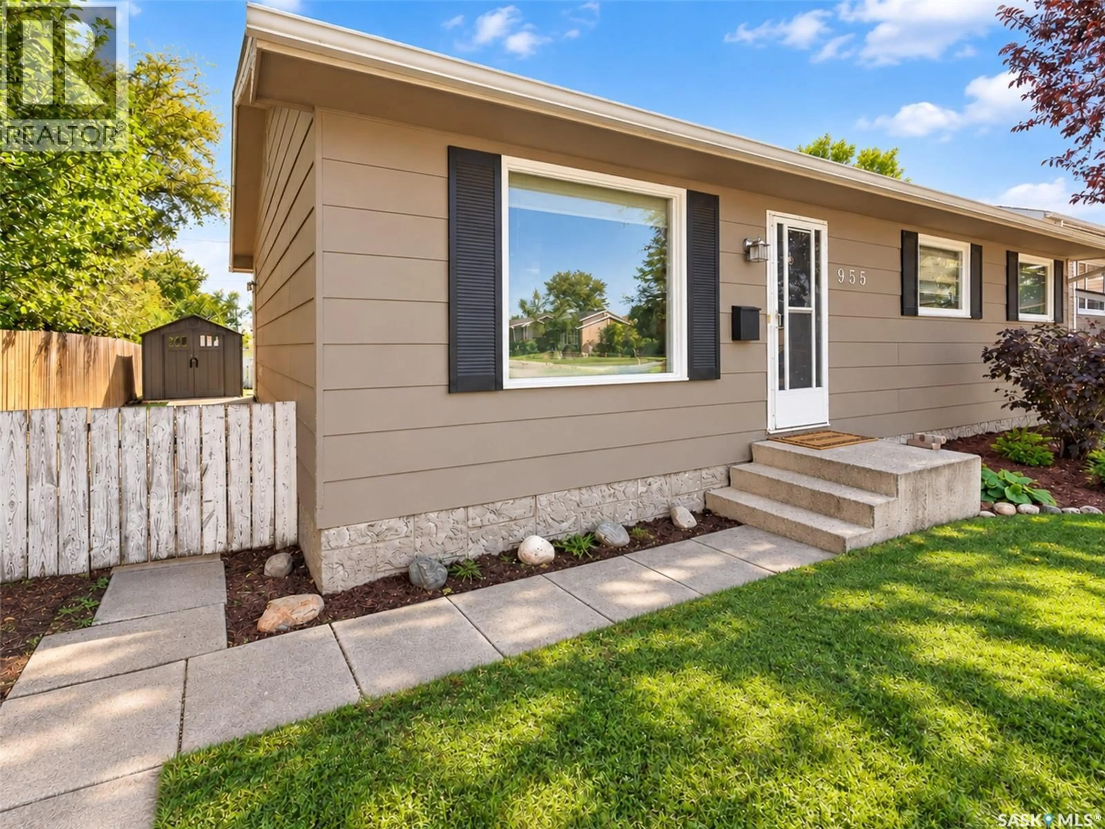 Home with vinyl exterior material, street for 955 HOLDSWORTH CRESCENT, Moose Jaw Saskatchewan S6H6T8