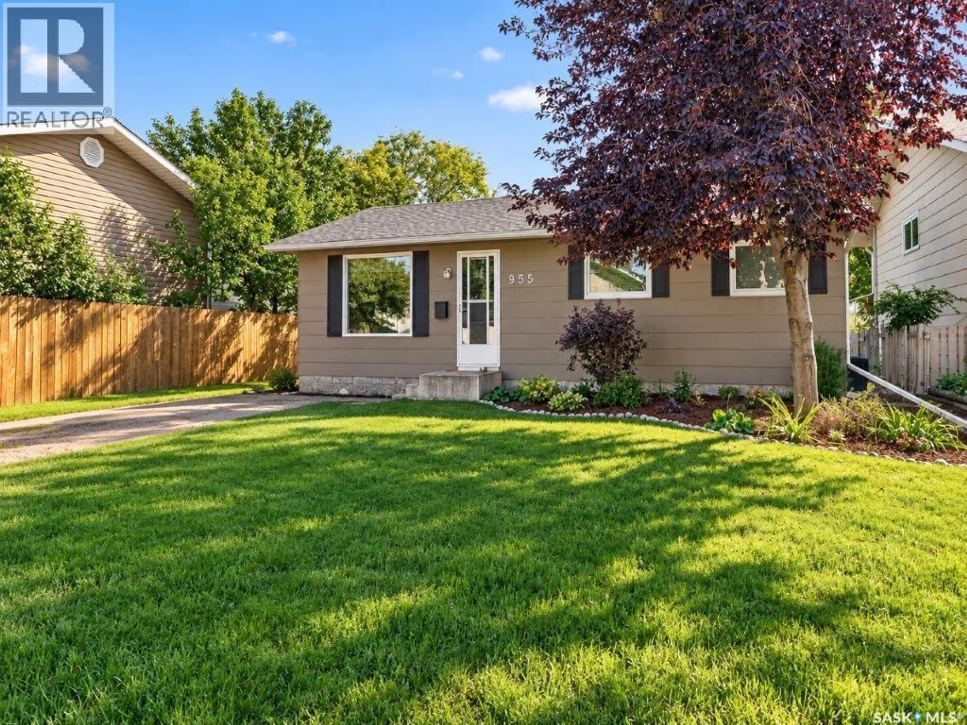 Home with vinyl exterior material, street for 955 HOLDSWORTH CRESCENT, Moose Jaw Saskatchewan S6H6T8