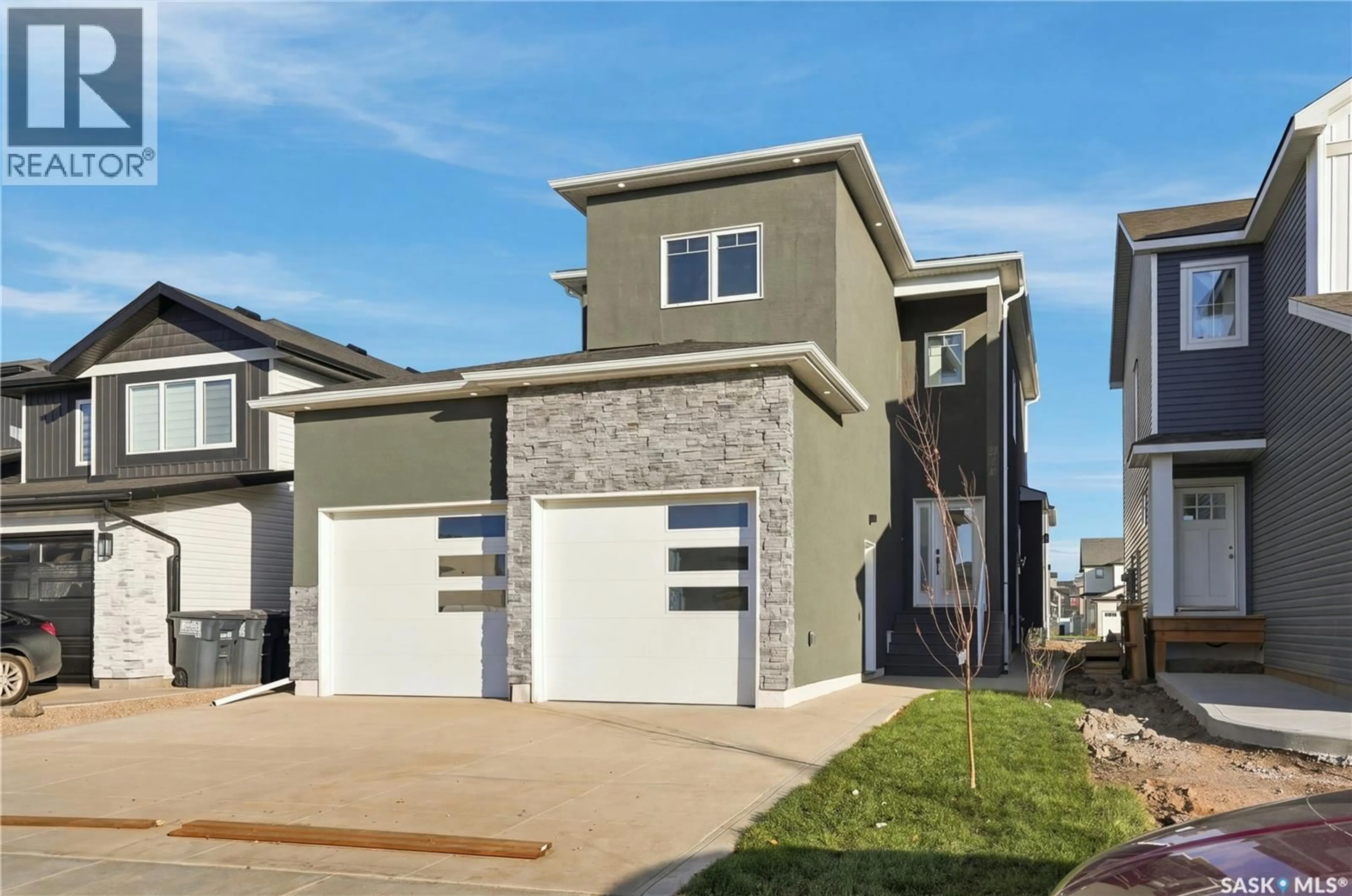 Home with vinyl exterior material, street for 714 NAZARALI UNION, Saskatoon Saskatchewan S7V1P1