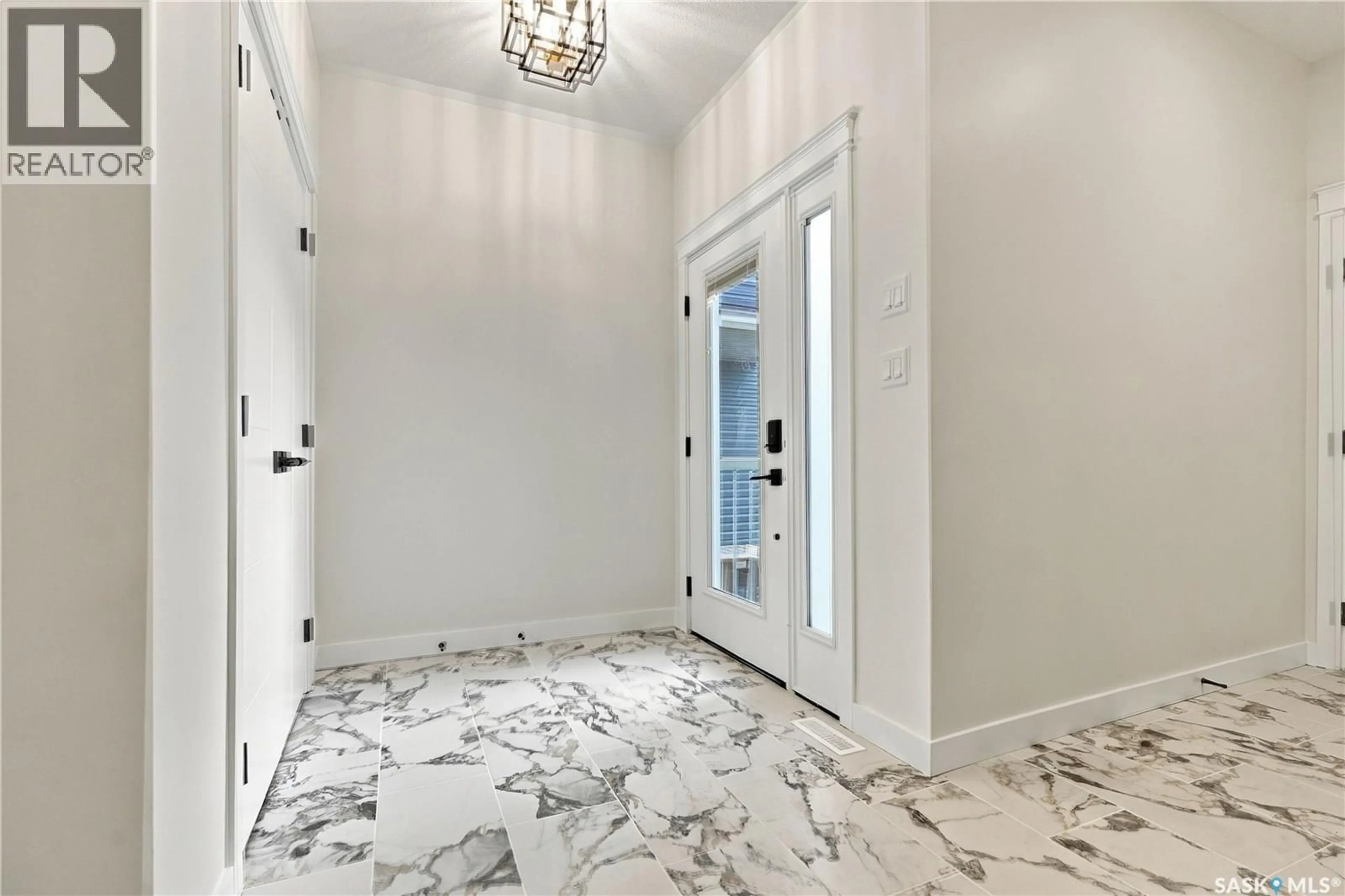 Indoor entryway for 714 NAZARALI UNION, Saskatoon Saskatchewan S7V1P1