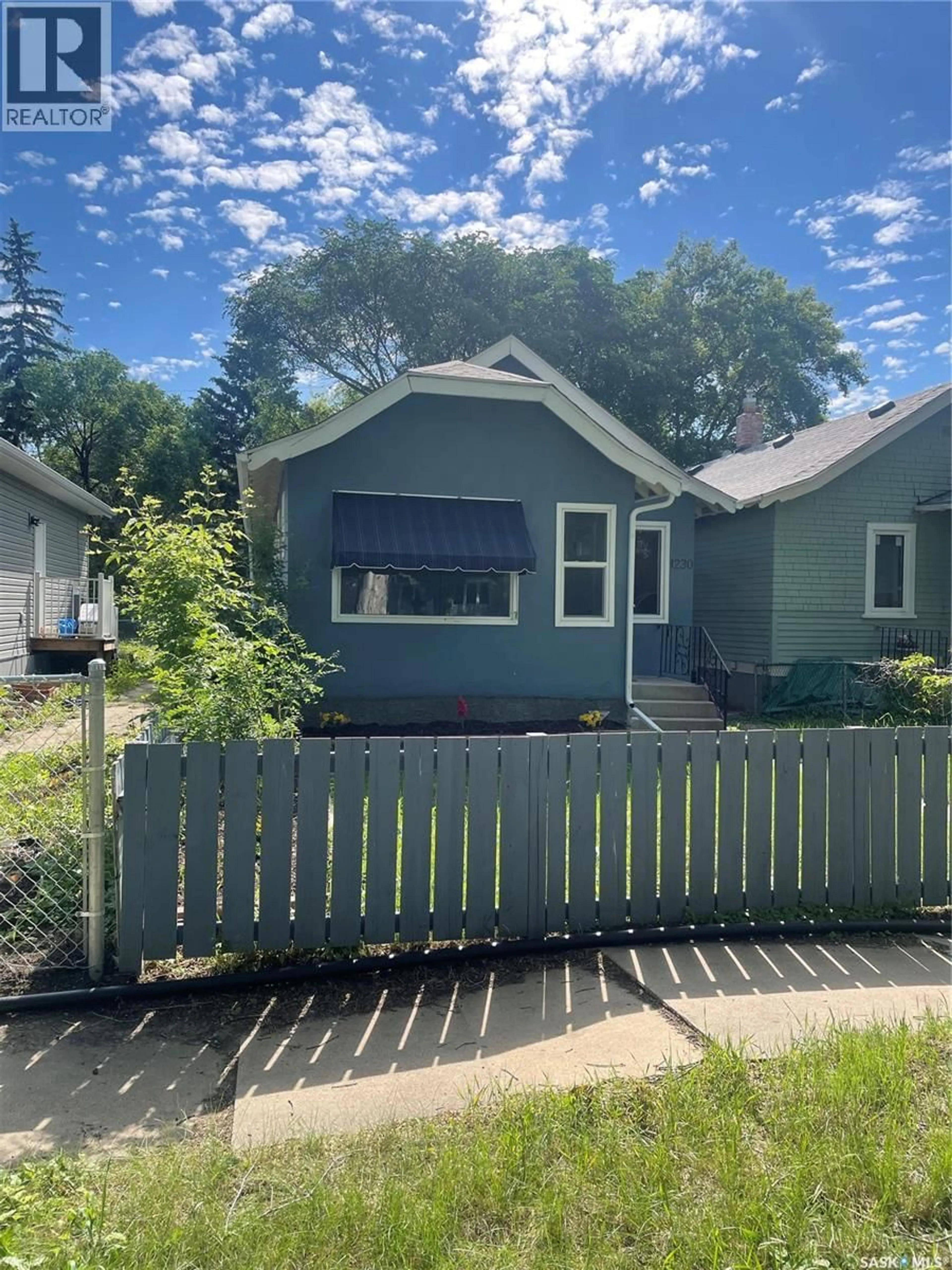 Home with vinyl exterior material, street for 1230 E AVENUE N, Saskatoon Saskatchewan S7L1T4