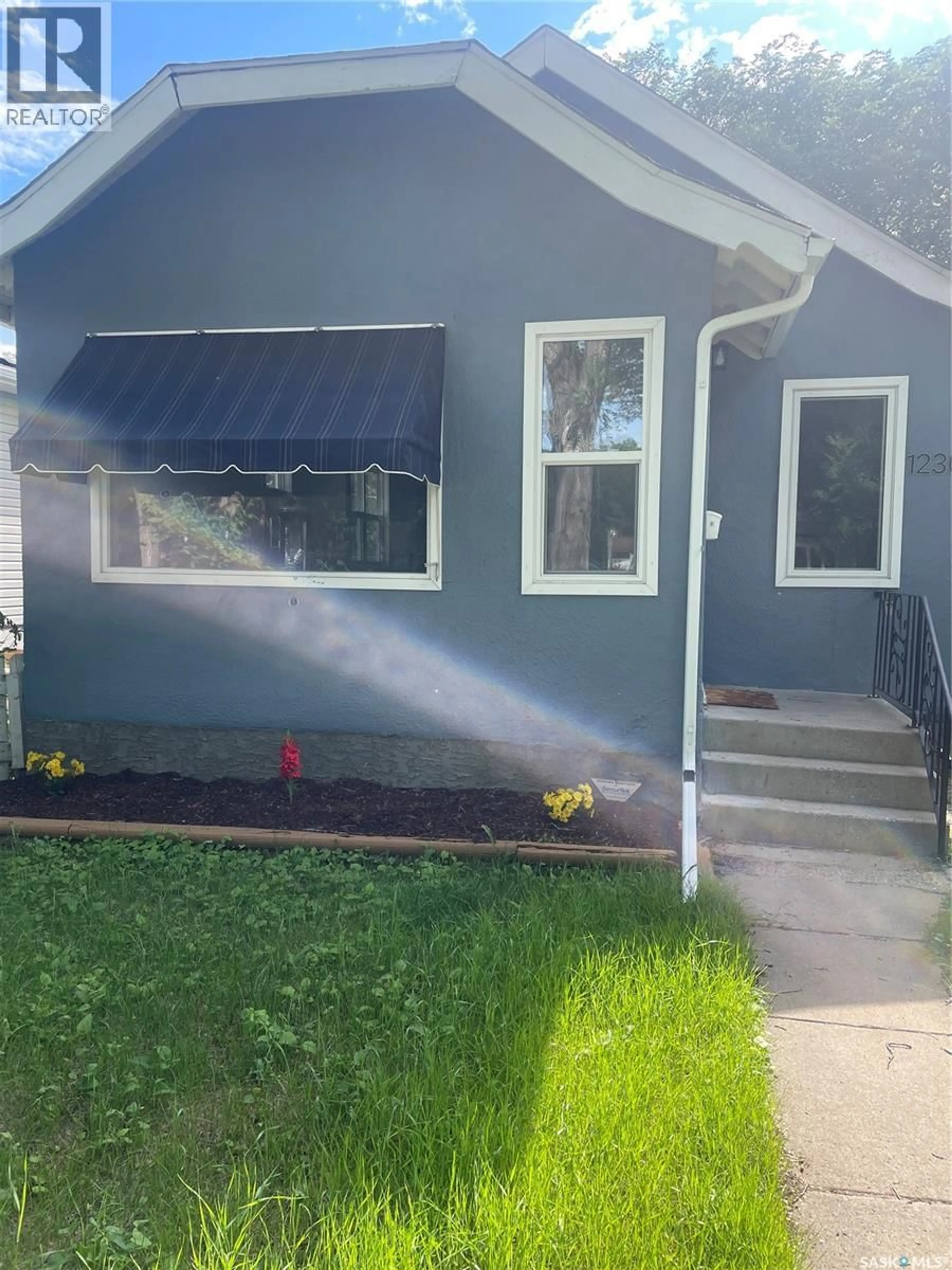 Home with vinyl exterior material, street for 1230 E AVENUE N, Saskatoon Saskatchewan S7L1T4