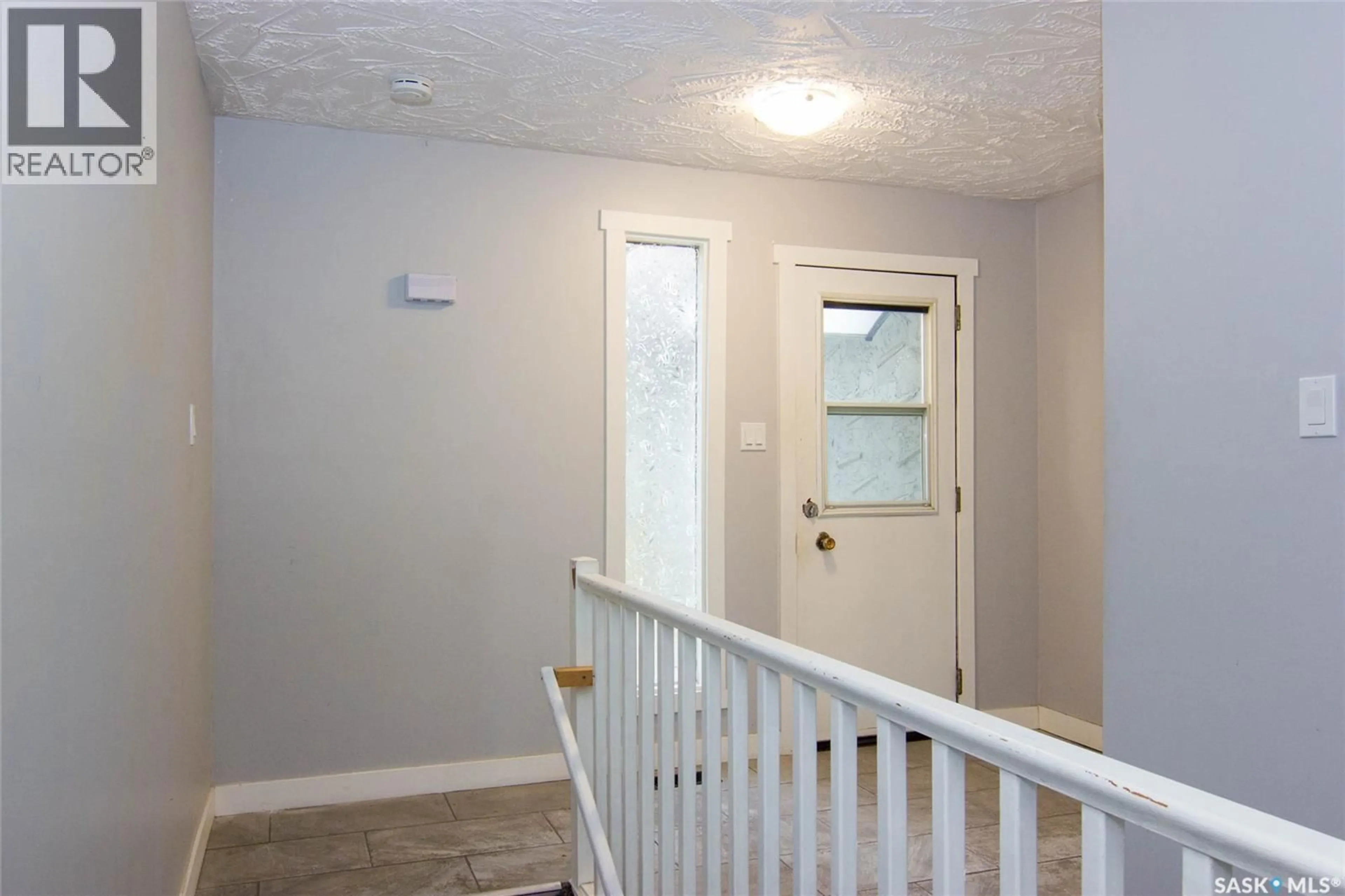 Indoor entryway for 308 HILLIARD STREET, Saskatoon Saskatchewan S7J0E6