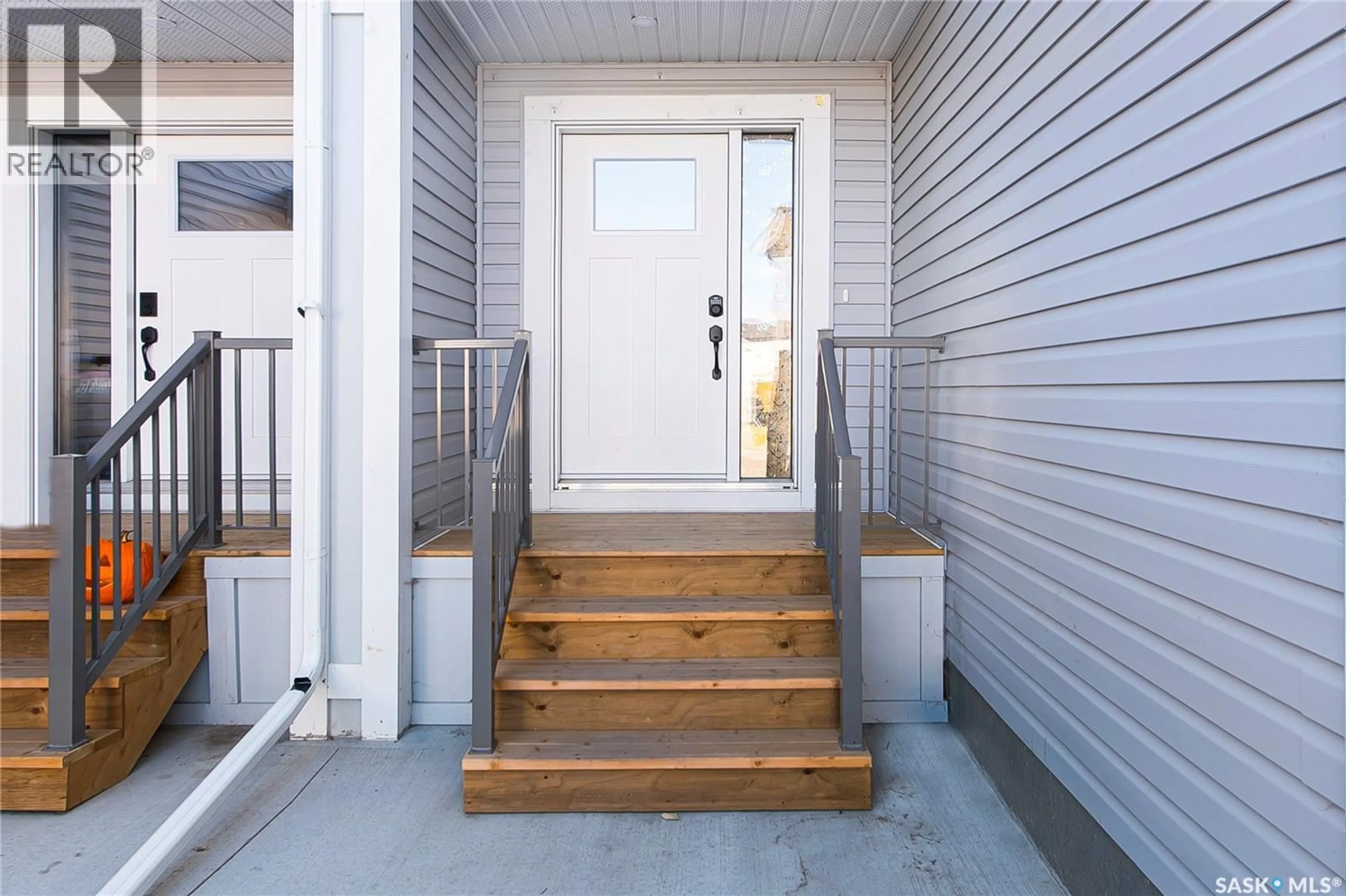 Indoor entryway for 528 MYLES HEIDT MANOR, Saskatoon Saskatchewan S7W1H9