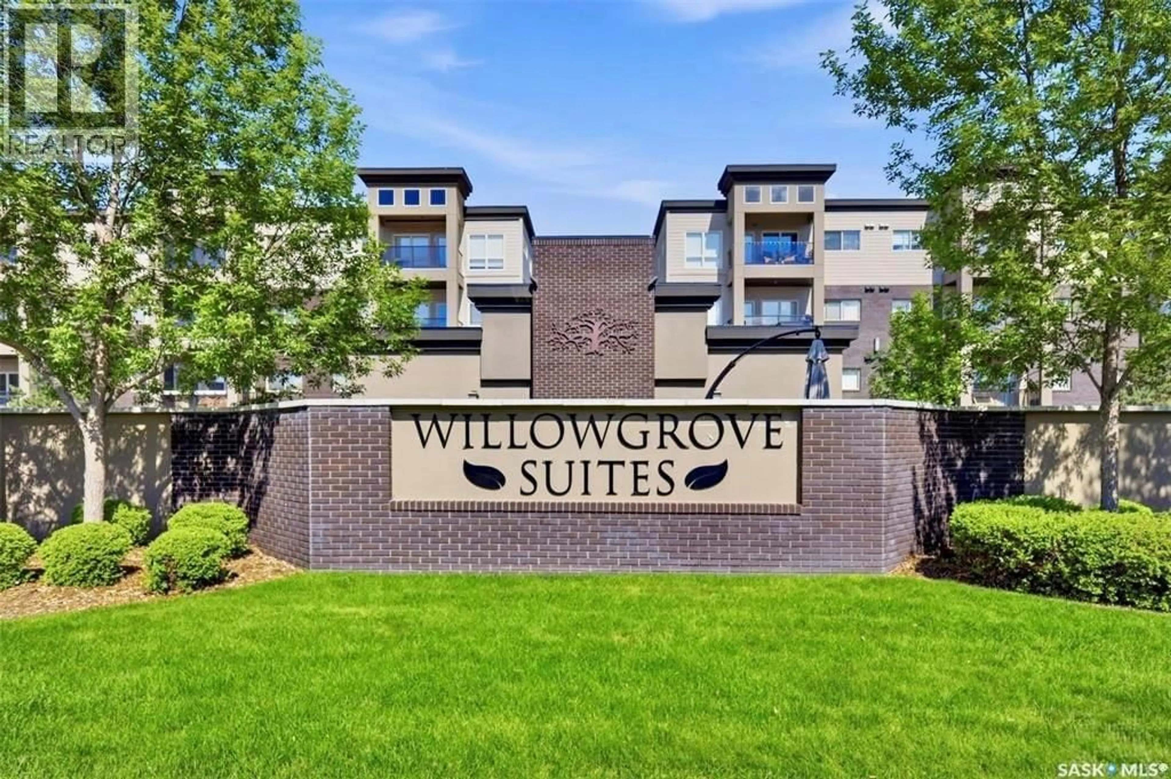 Indoor foyer for 111 115 WILLOWGROVE CRESCENT, Saskatoon Saskatchewan S7W0N4