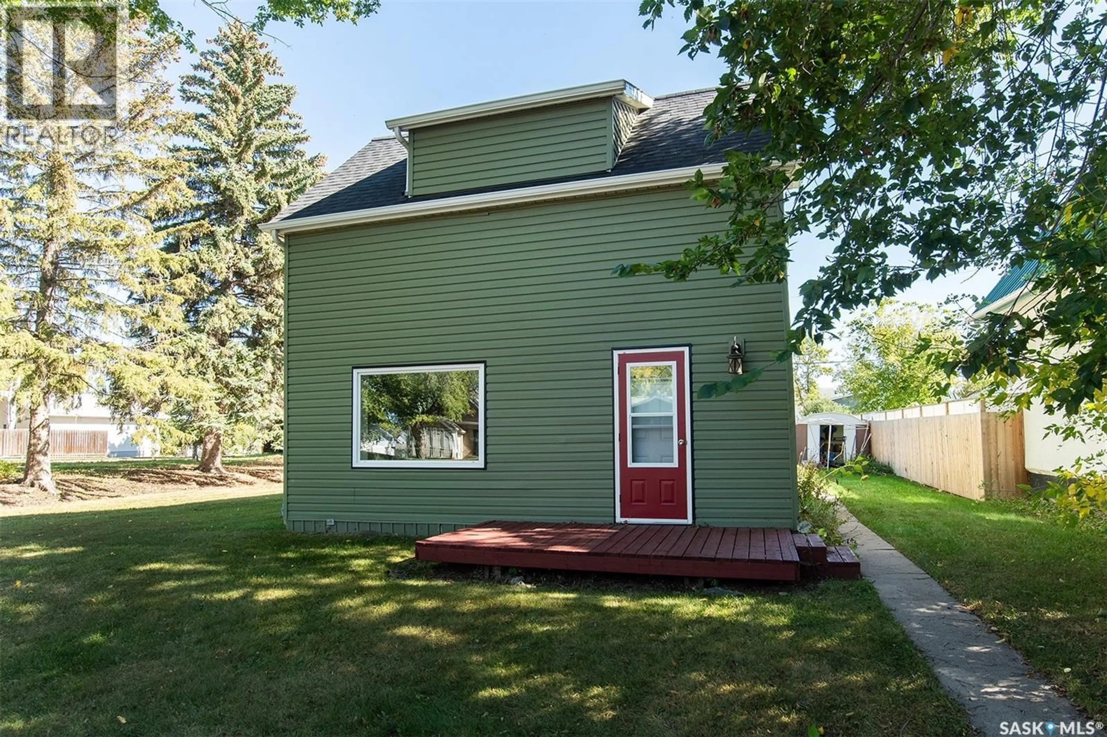 Home with vinyl exterior material, street for 308 2ND STREET, Wynyard Saskatchewan S0A4T0