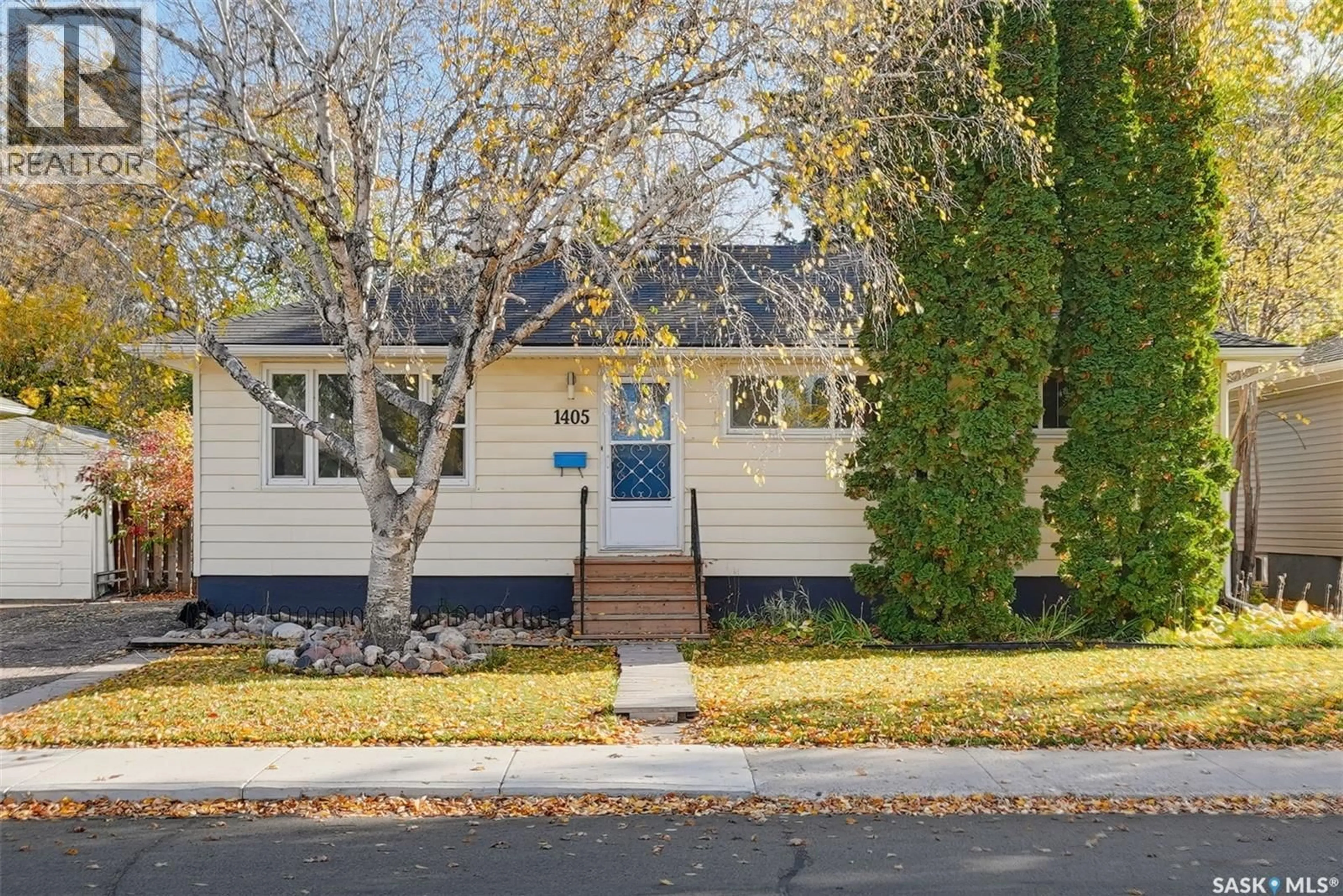 Home with vinyl exterior material, street for 1405 CUMBERLAND AVENUE, Saskatoon Saskatchewan S7H2L9