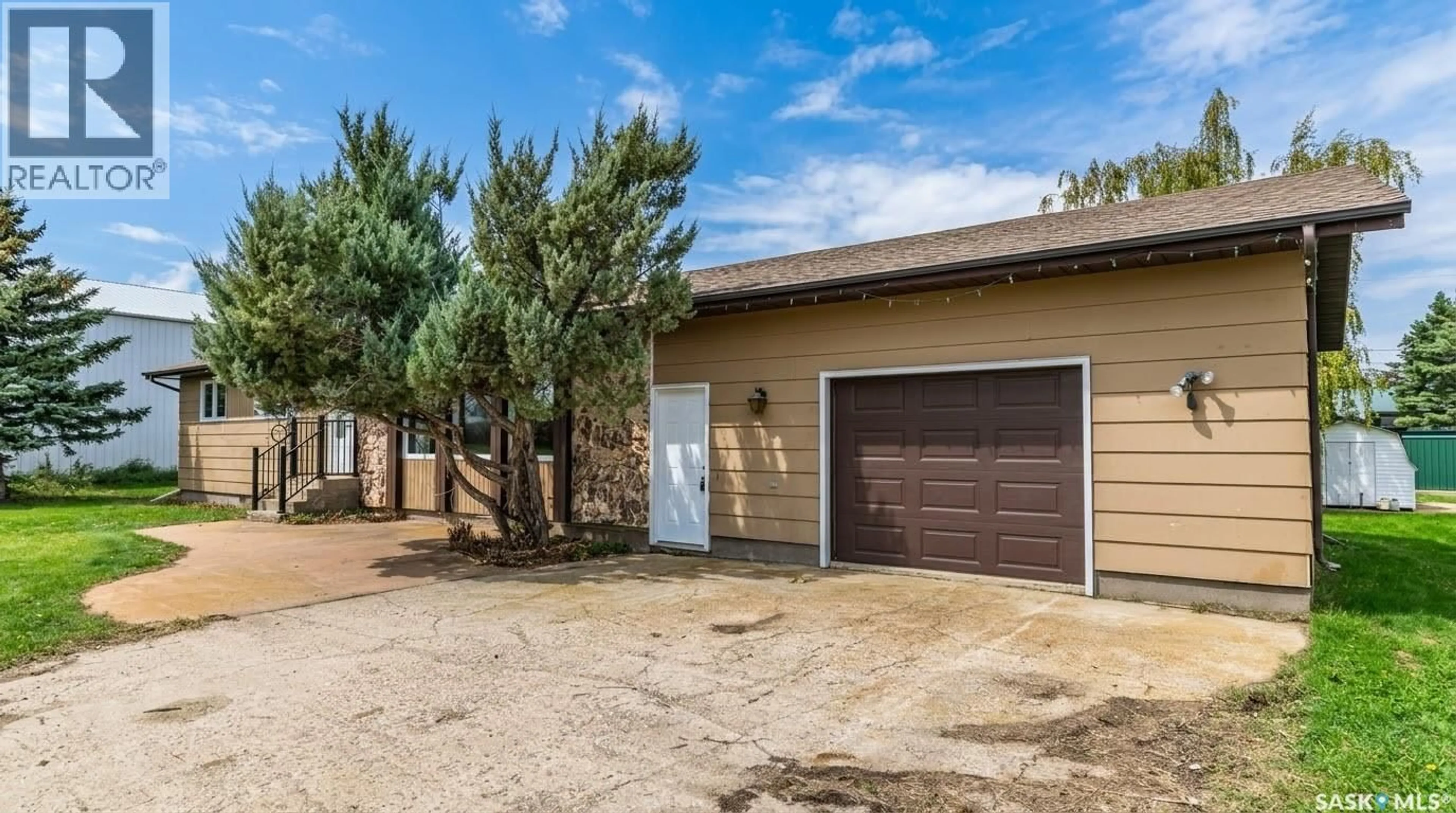 Indoor garage for 1 CATHCART STREET, Brownlee Saskatchewan S0H0M0
