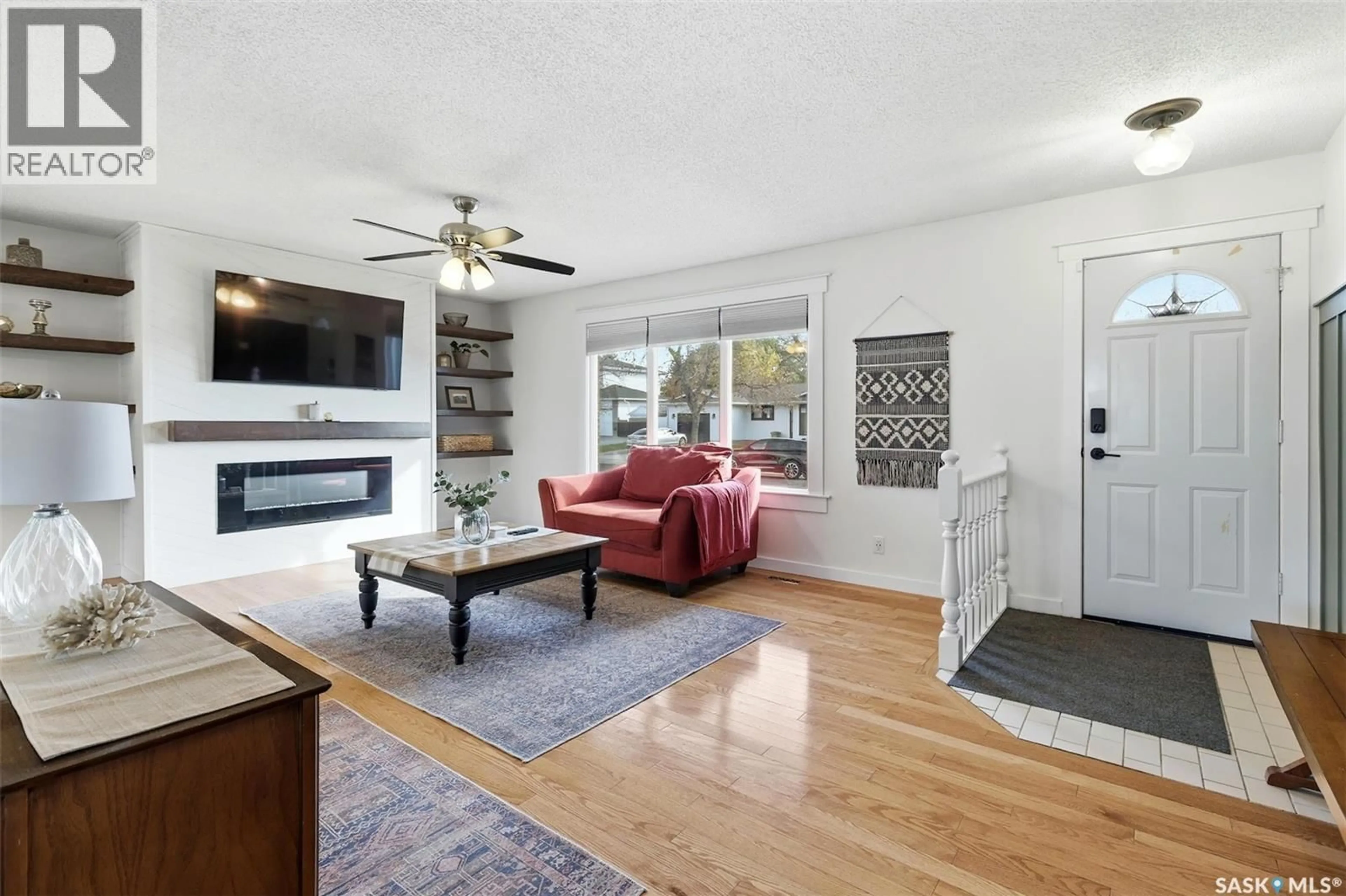 Living room with furniture, unknown for 94 ANDRE AVENUE, Regina Saskatchewan S4T7N2