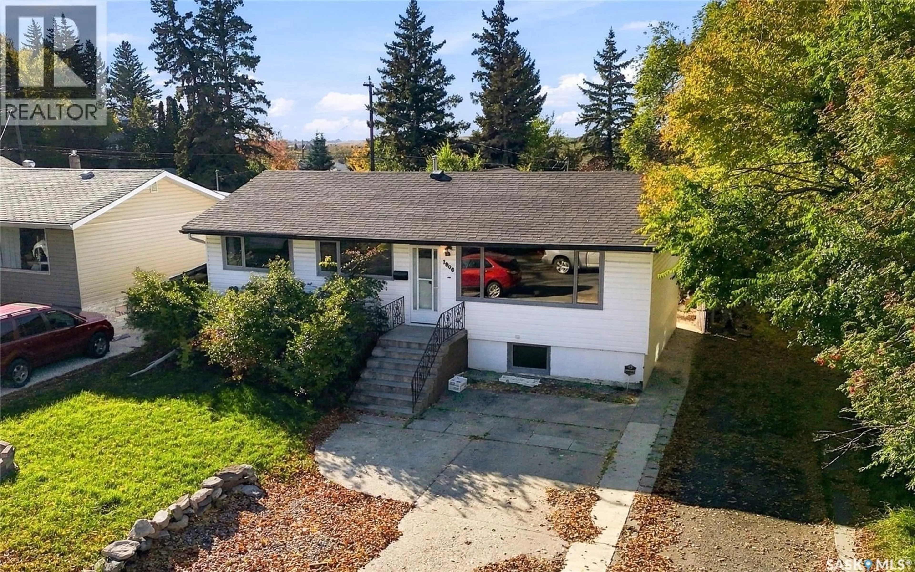 A pic from outside/outdoor area/front of a property/back of a property/a pic from drone, street for 1906 ST CHARLES AVENUE, Saskatoon Saskatchewan S7M0N8